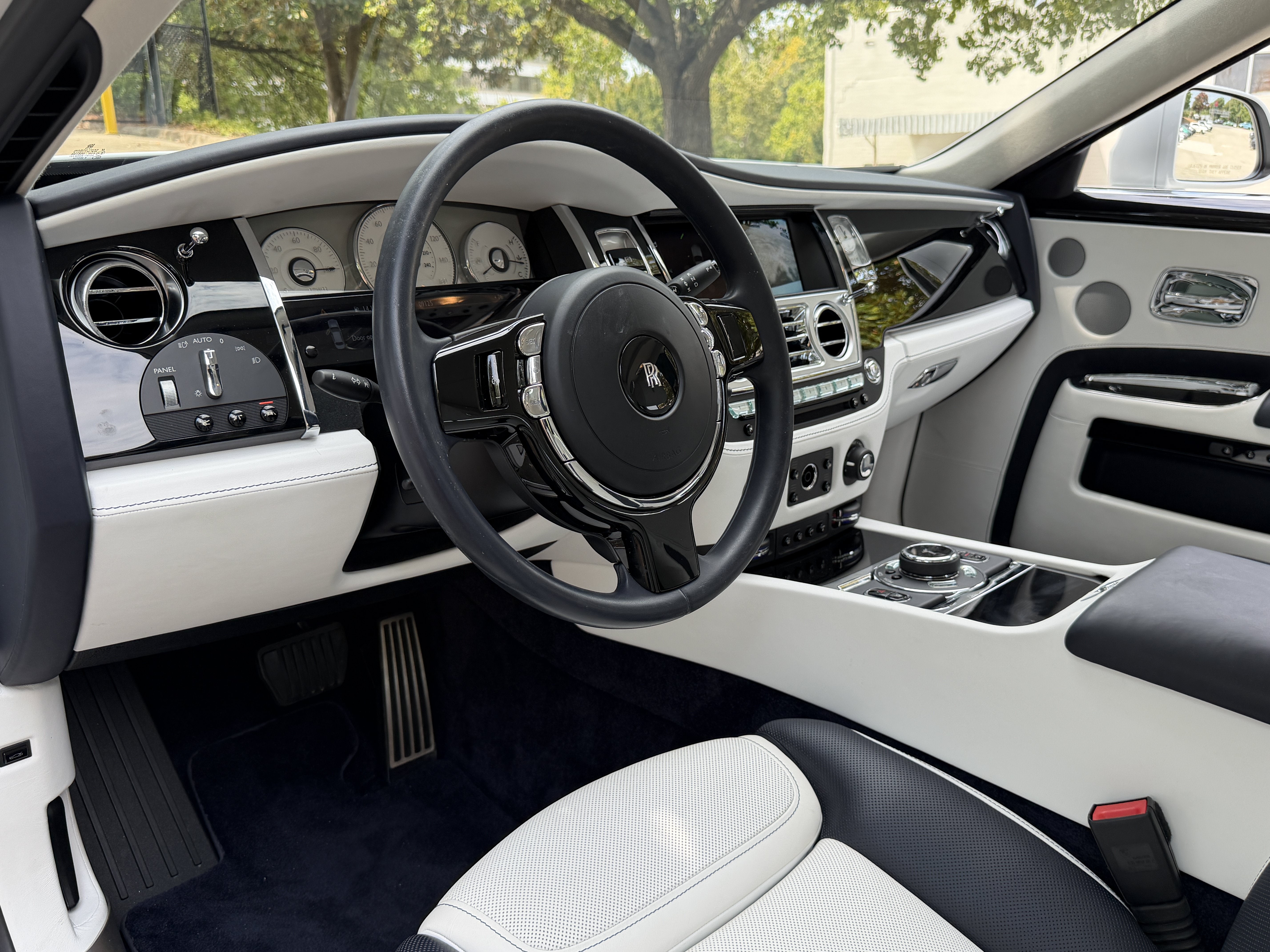 Used 2018 English White Rolls-Royce Base image 11