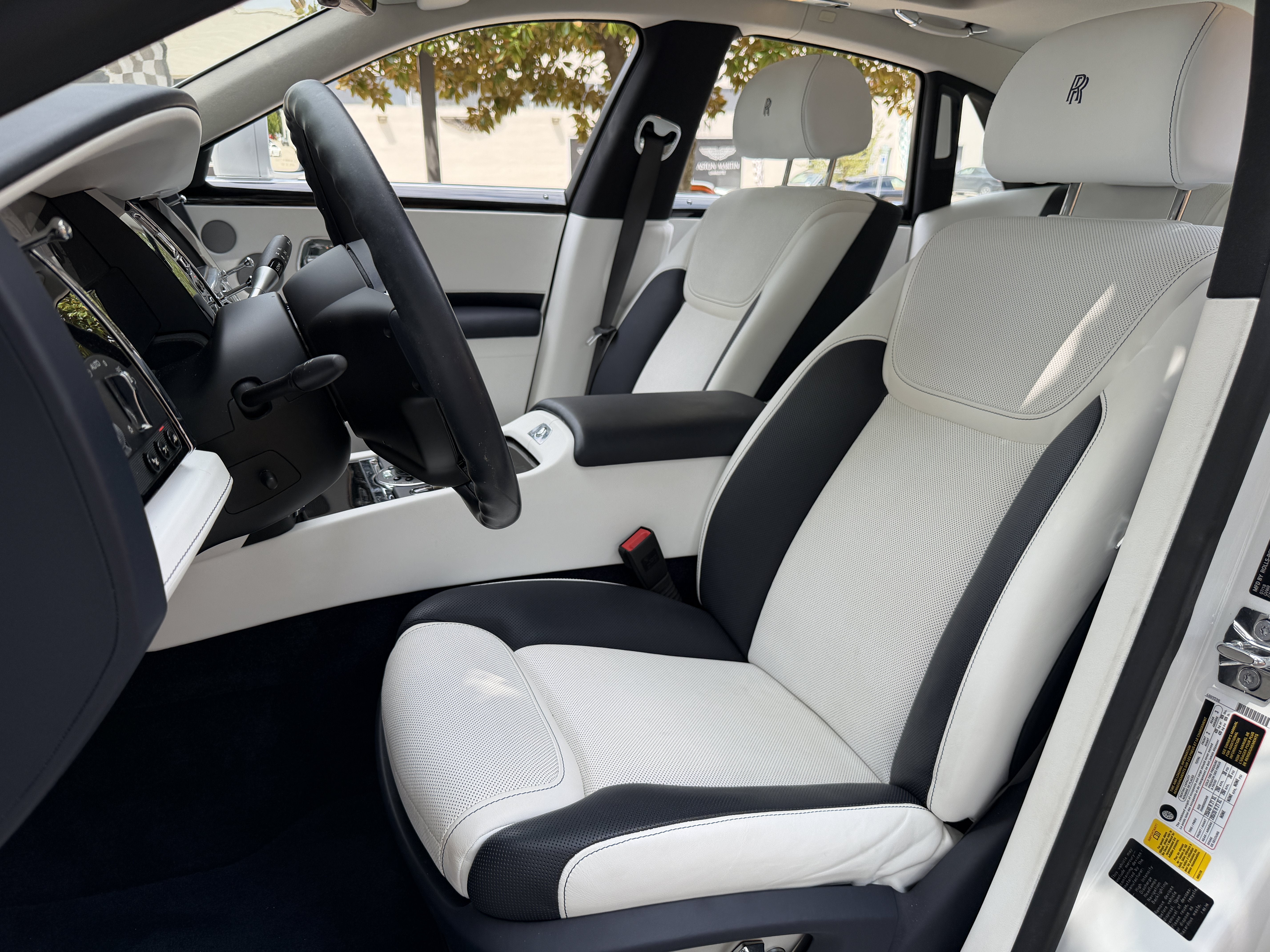 Used 2018 English White Rolls-Royce Base image 12