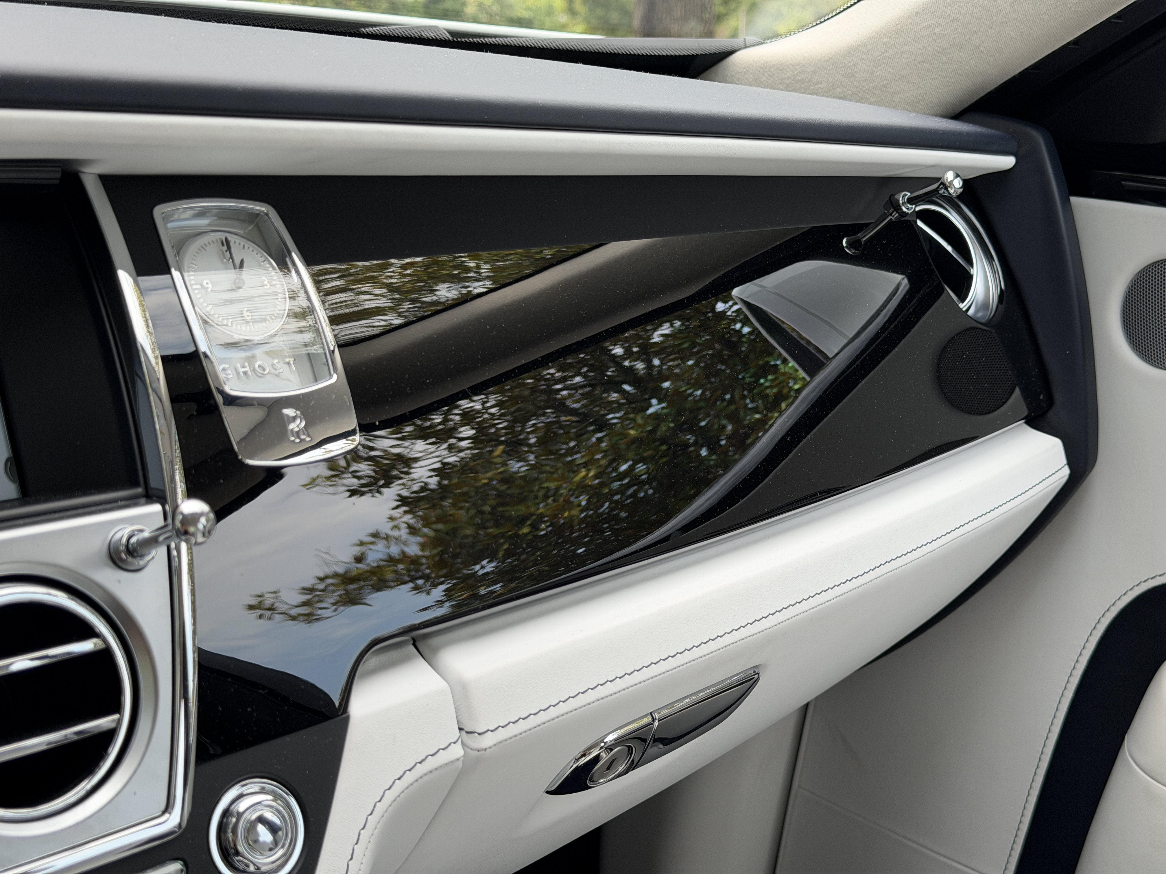 Used 2018 English White Rolls-Royce Base image 28