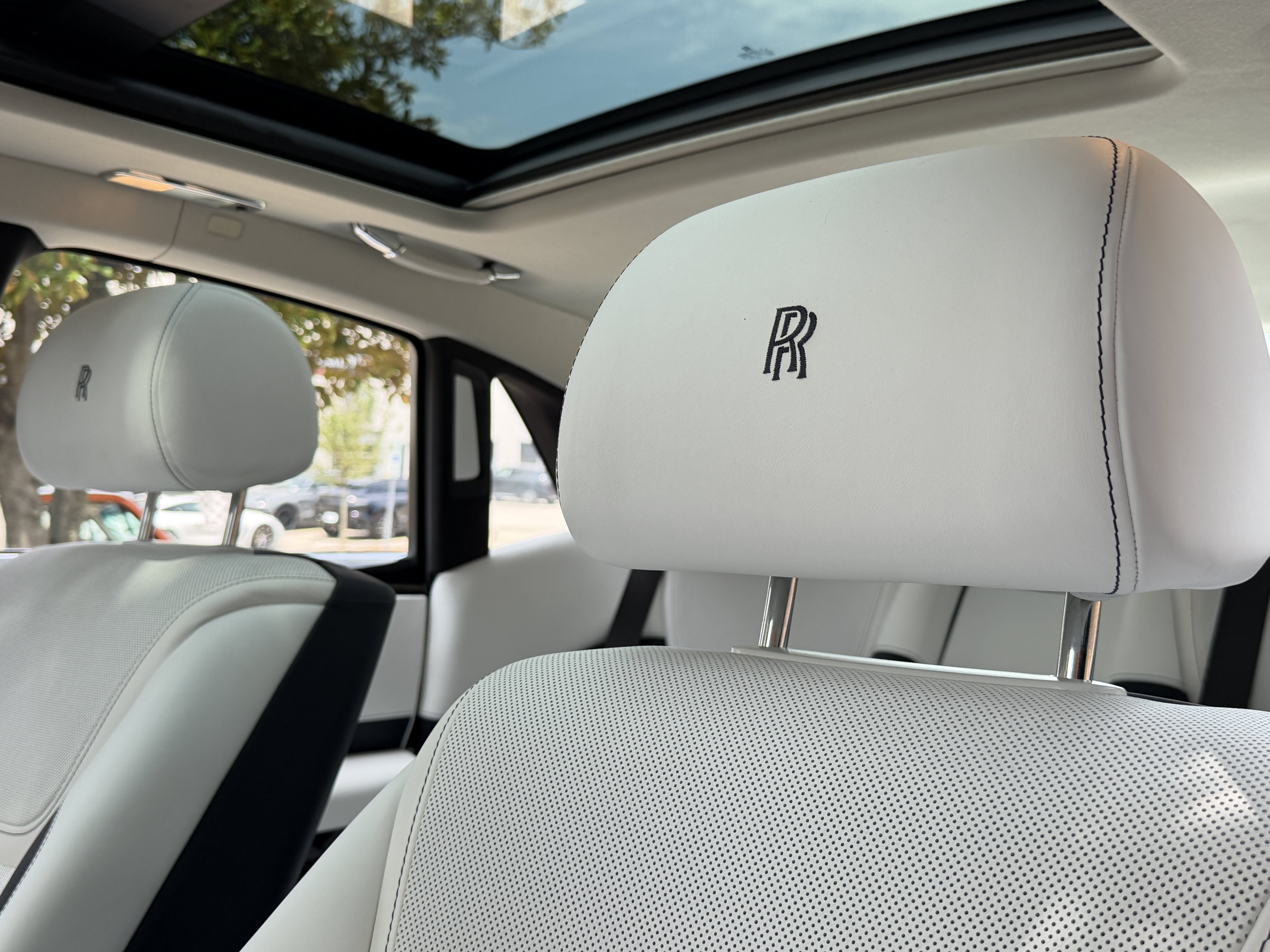 Used 2018 English White Rolls-Royce Base image 32