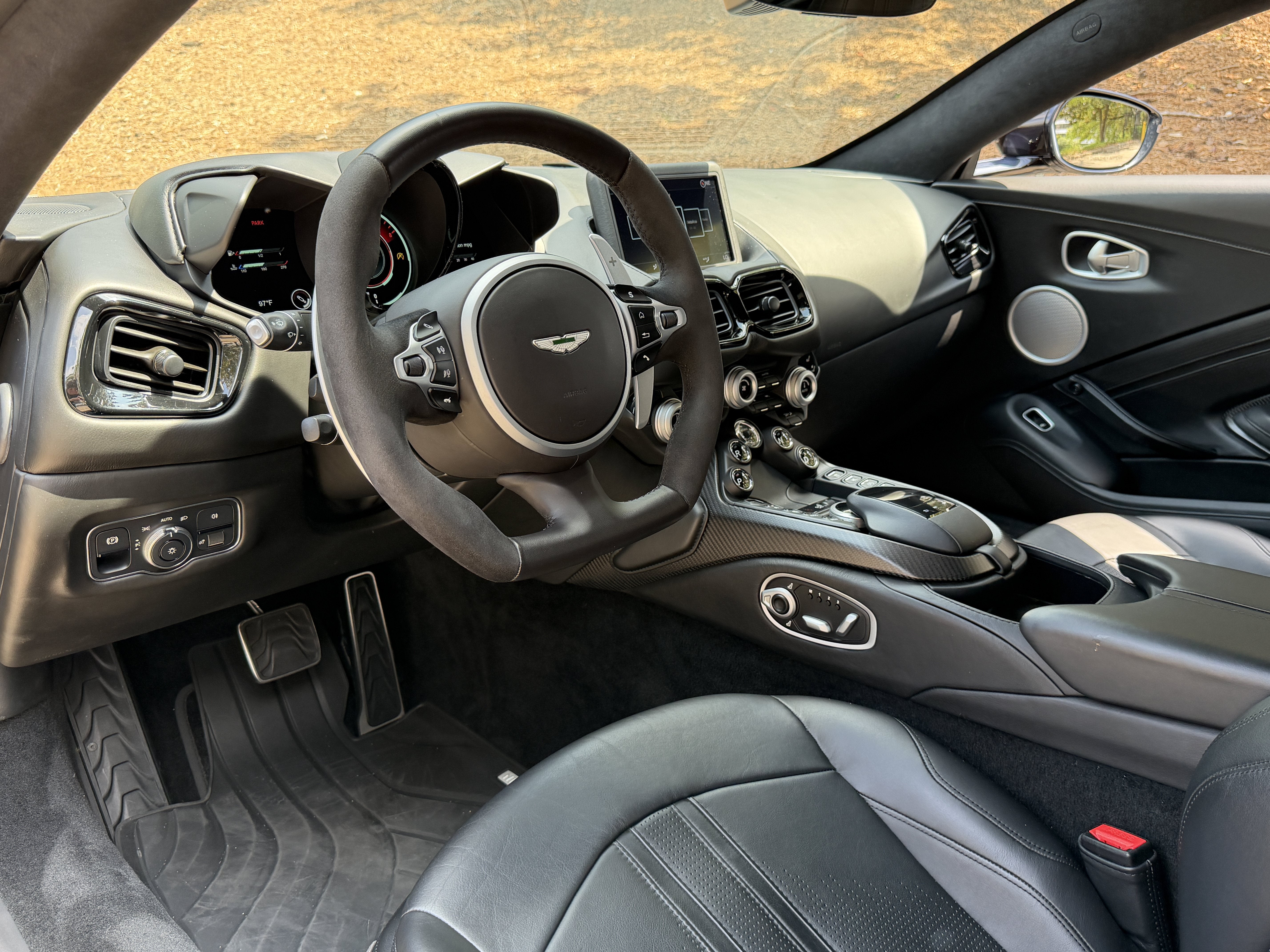 Used 2020 Marron Black Aston Martin  image 3