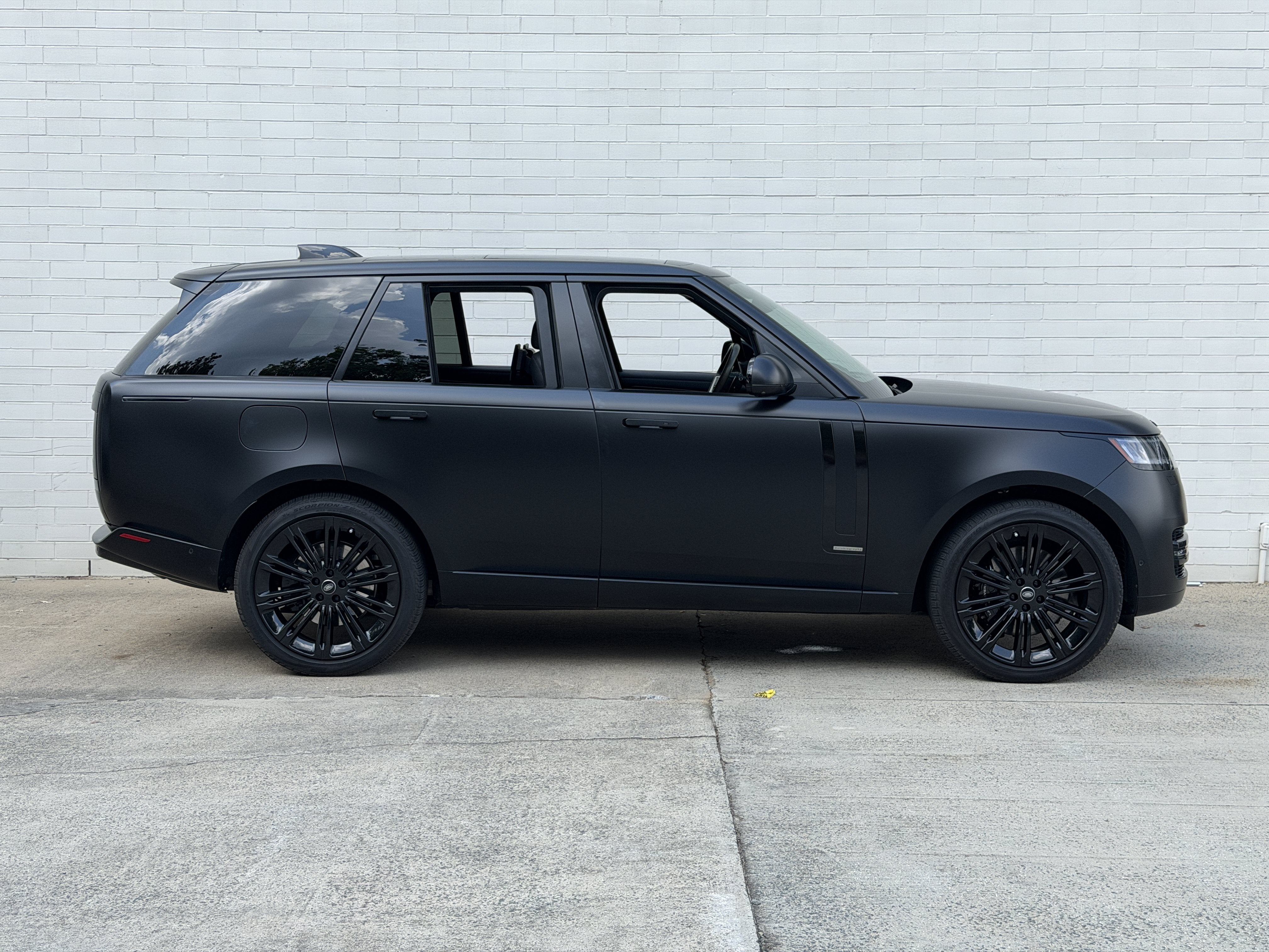 Used 2024 Ligurian Black SV Bespoke Ultra Metallic Sat Land Rover Autobiography image 2