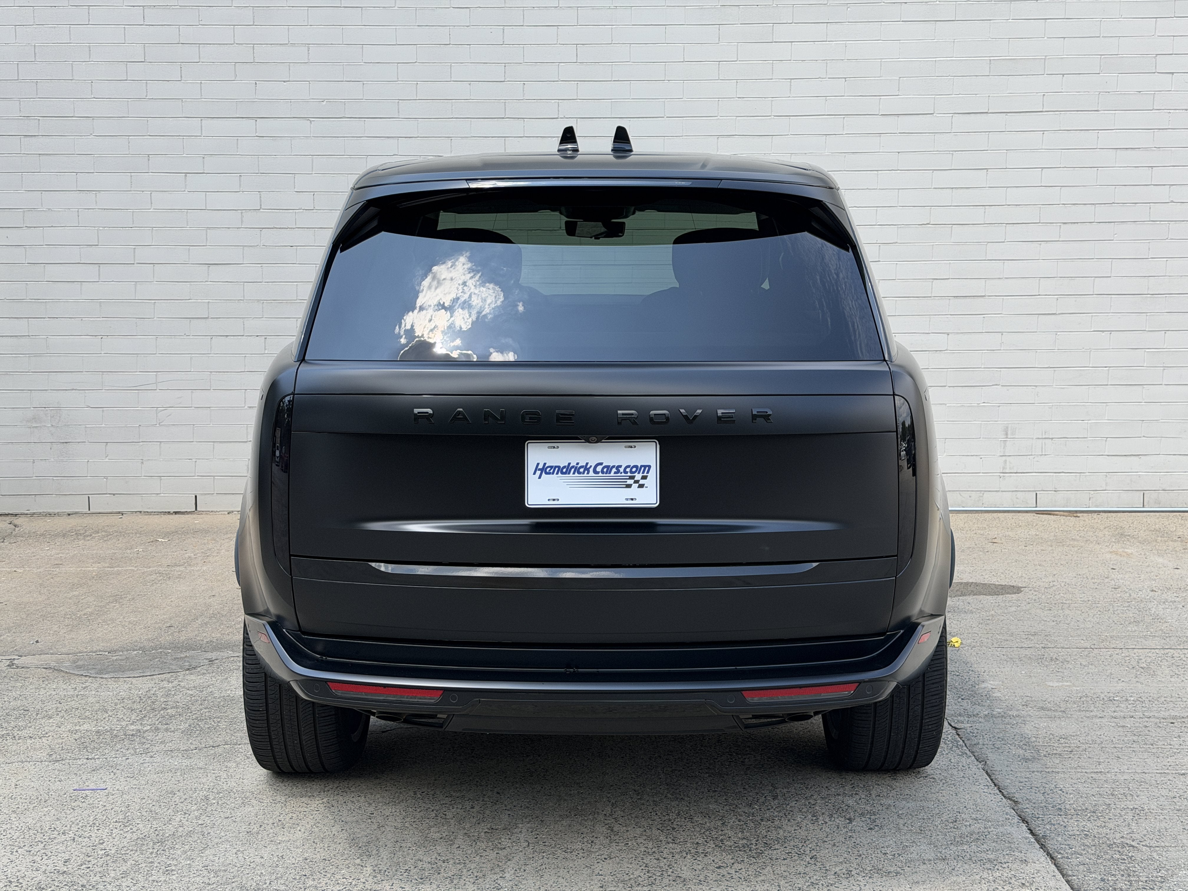 Used 2024 Ligurian Black SV Bespoke Ultra Metallic Sat Land Rover Autobiography image 4