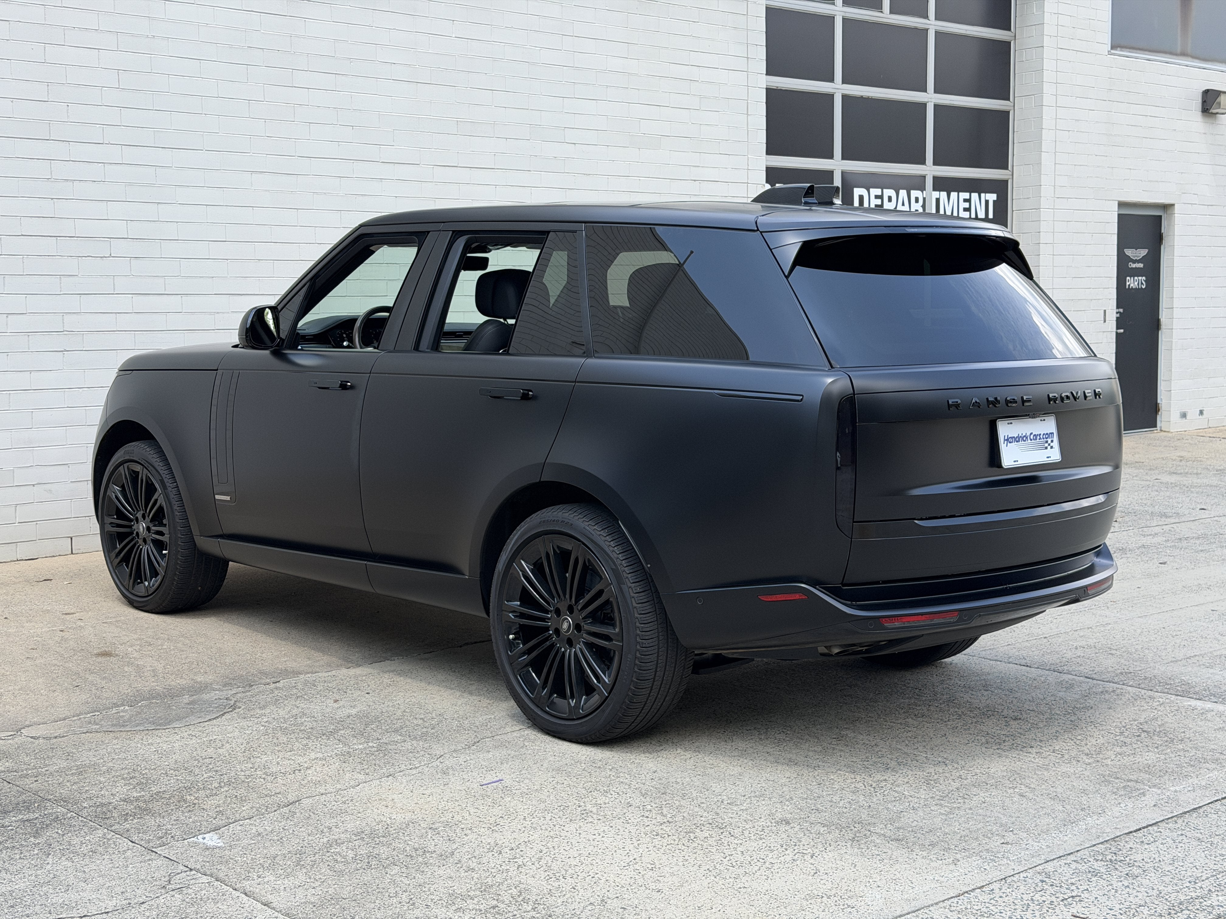 Used 2024 Ligurian Black SV Bespoke Ultra Metallic Sat Land Rover Autobiography image 5