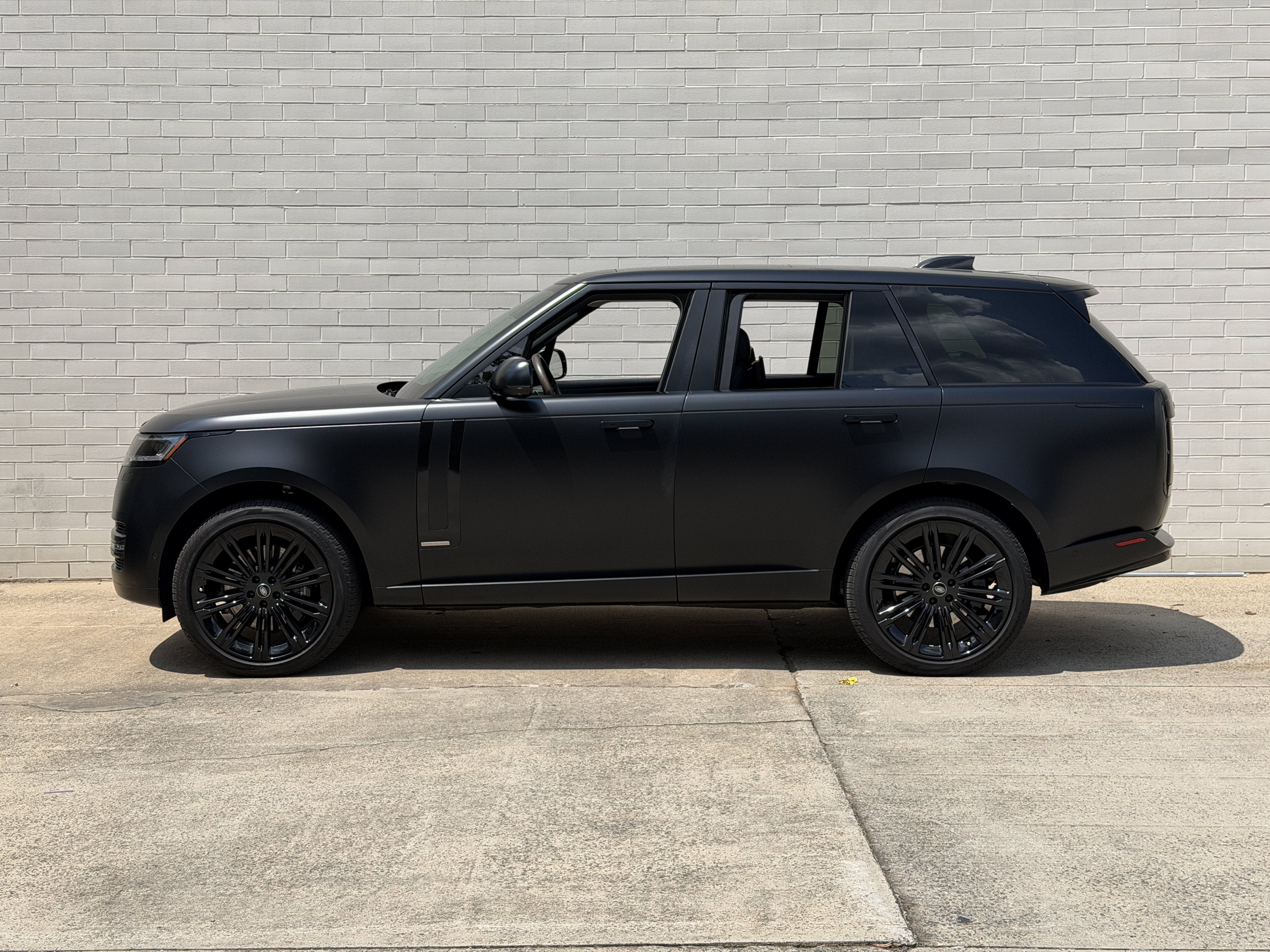 Used 2024 Ligurian Black SV Bespoke Ultra Metallic Sat Land Rover Autobiography image 6