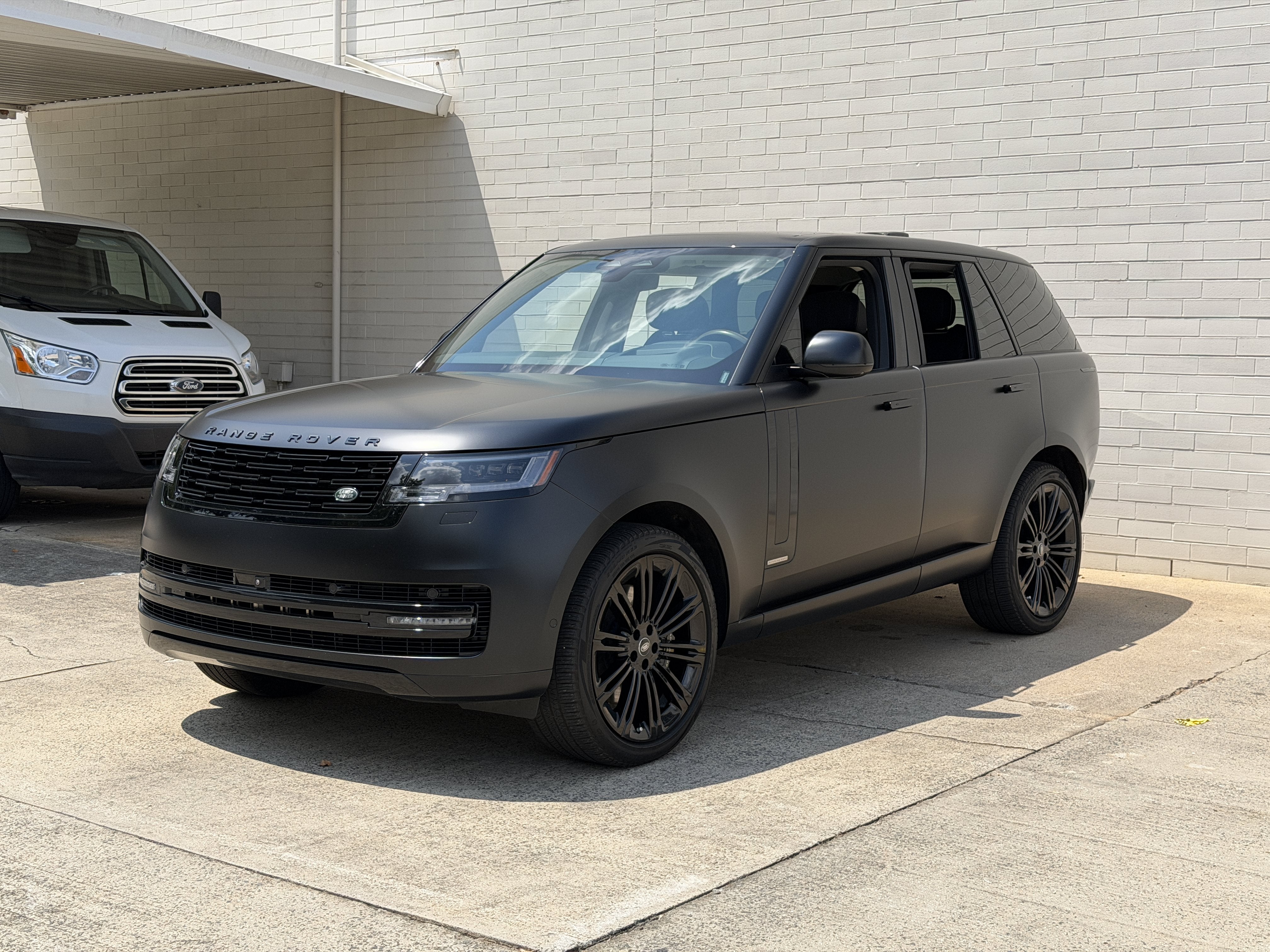 Used 2024 Ligurian Black SV Bespoke Ultra Metallic Sat Land Rover Autobiography image 7