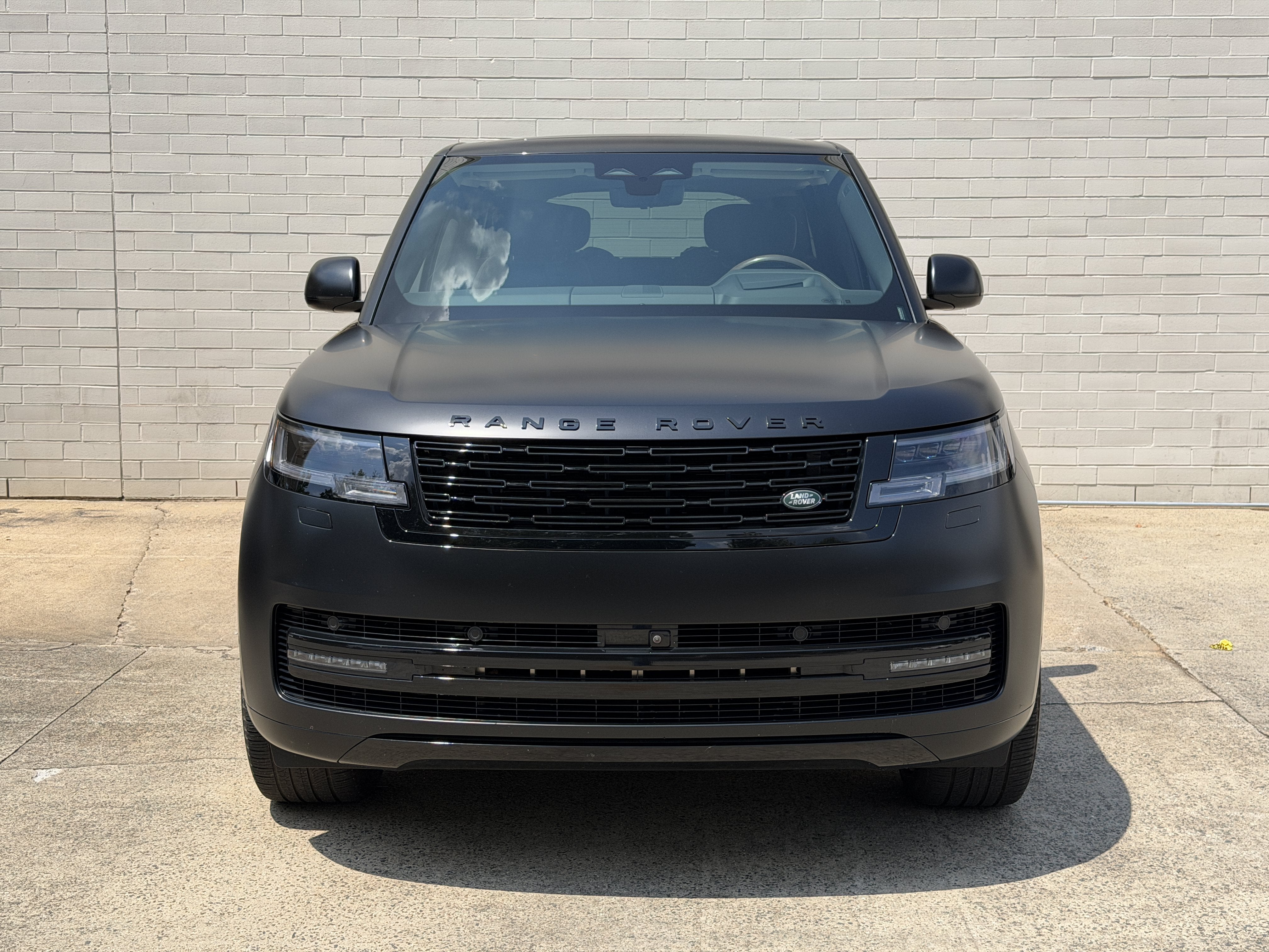 Used 2024 Ligurian Black SV Bespoke Ultra Metallic Sat Land Rover Autobiography image 8