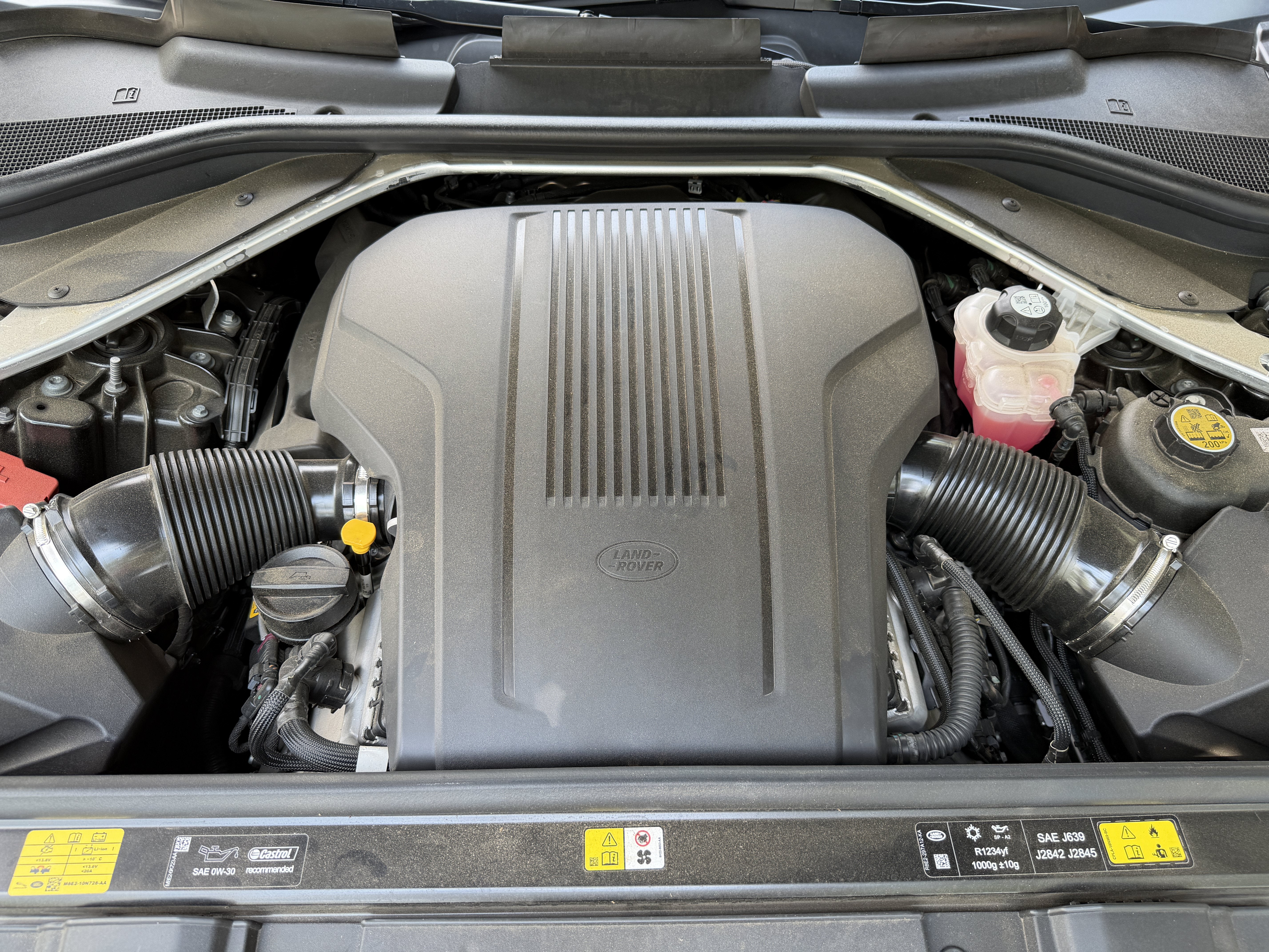Used 2024 Ligurian Black SV Bespoke Ultra Metallic Sat Land Rover Autobiography image 9