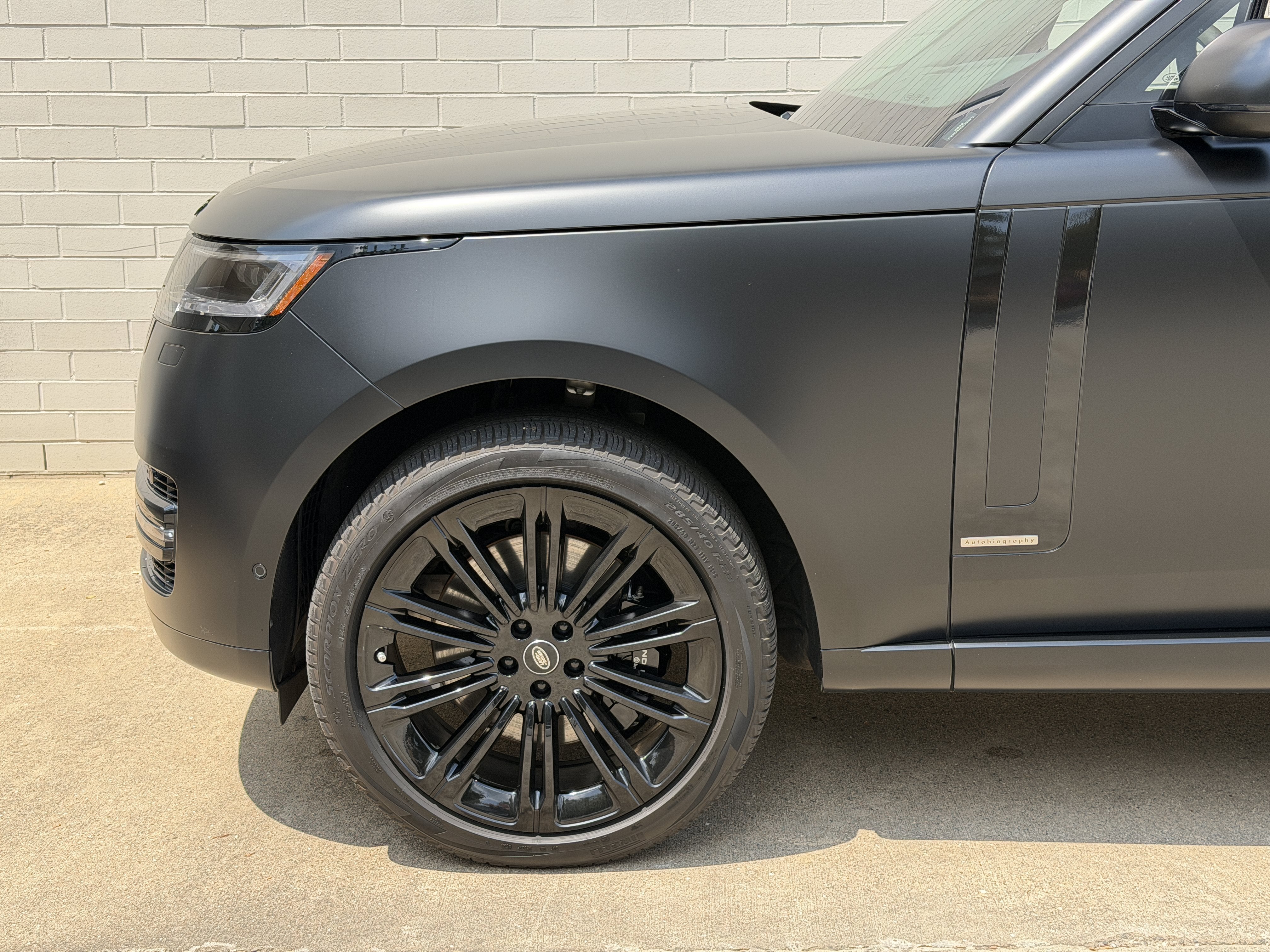 Used 2024 Ligurian Black SV Bespoke Ultra Metallic Sat Land Rover Autobiography image 10