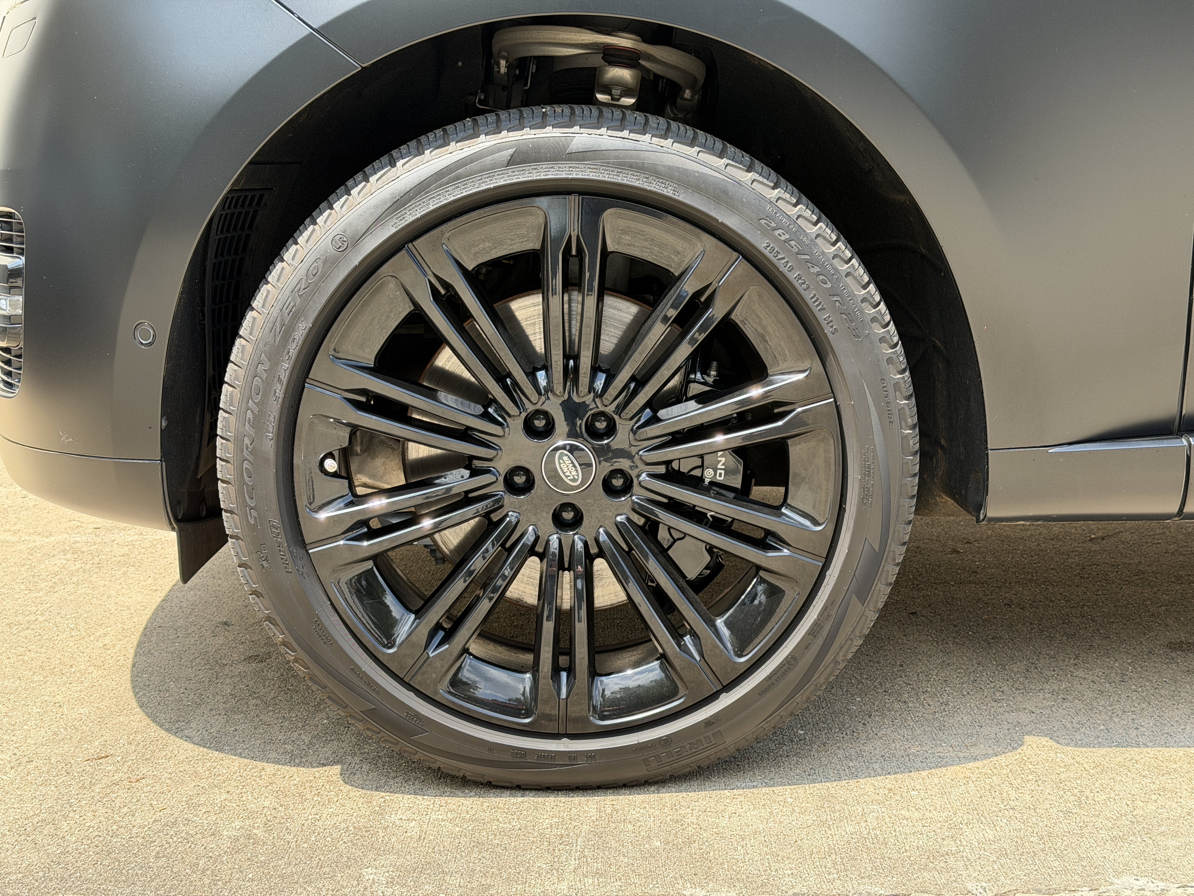 Used 2024 Ligurian Black SV Bespoke Ultra Metallic Sat Land Rover Autobiography image 11
