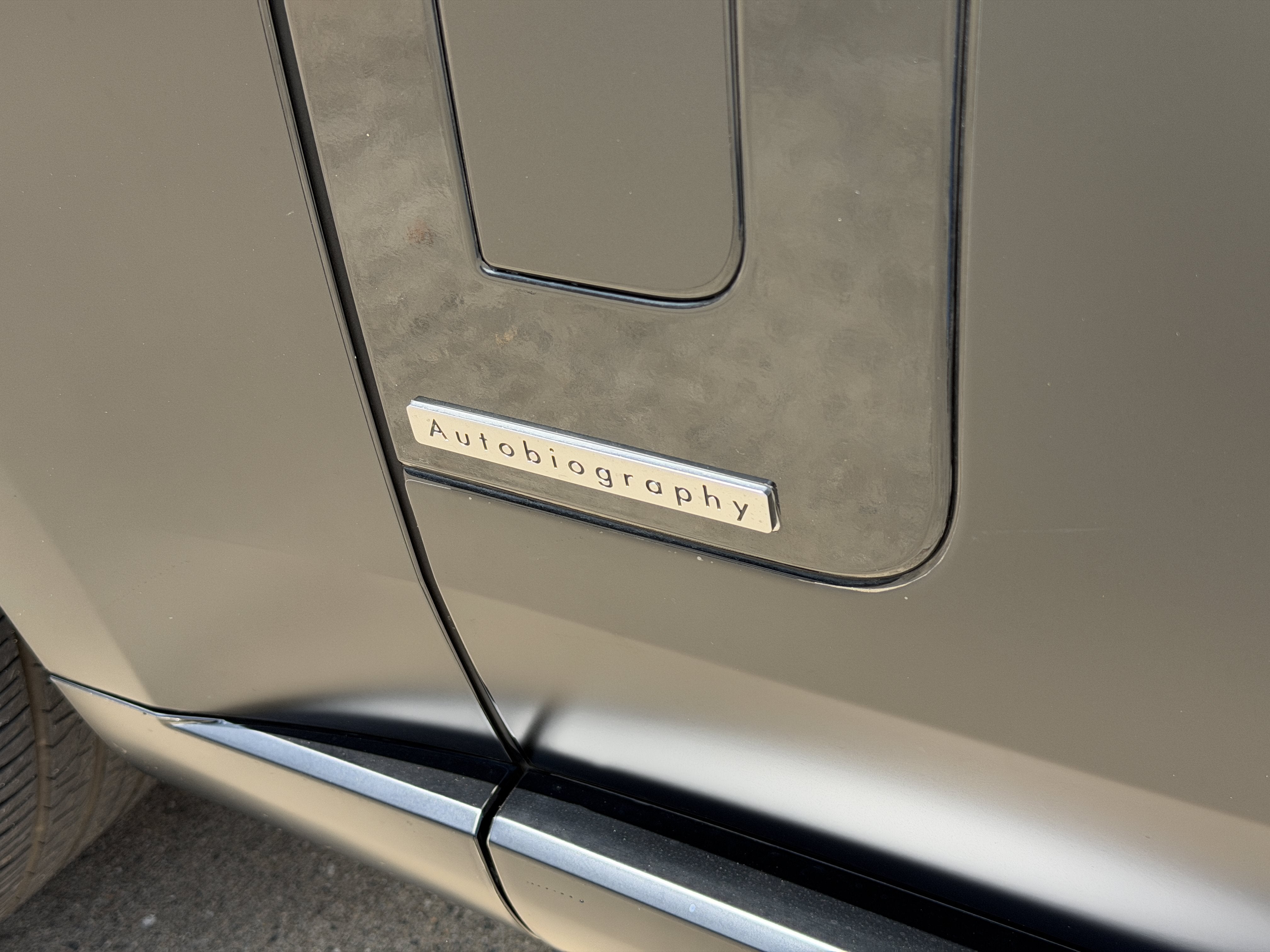 Used 2024 Ligurian Black SV Bespoke Ultra Metallic Sat Land Rover Autobiography image 12
