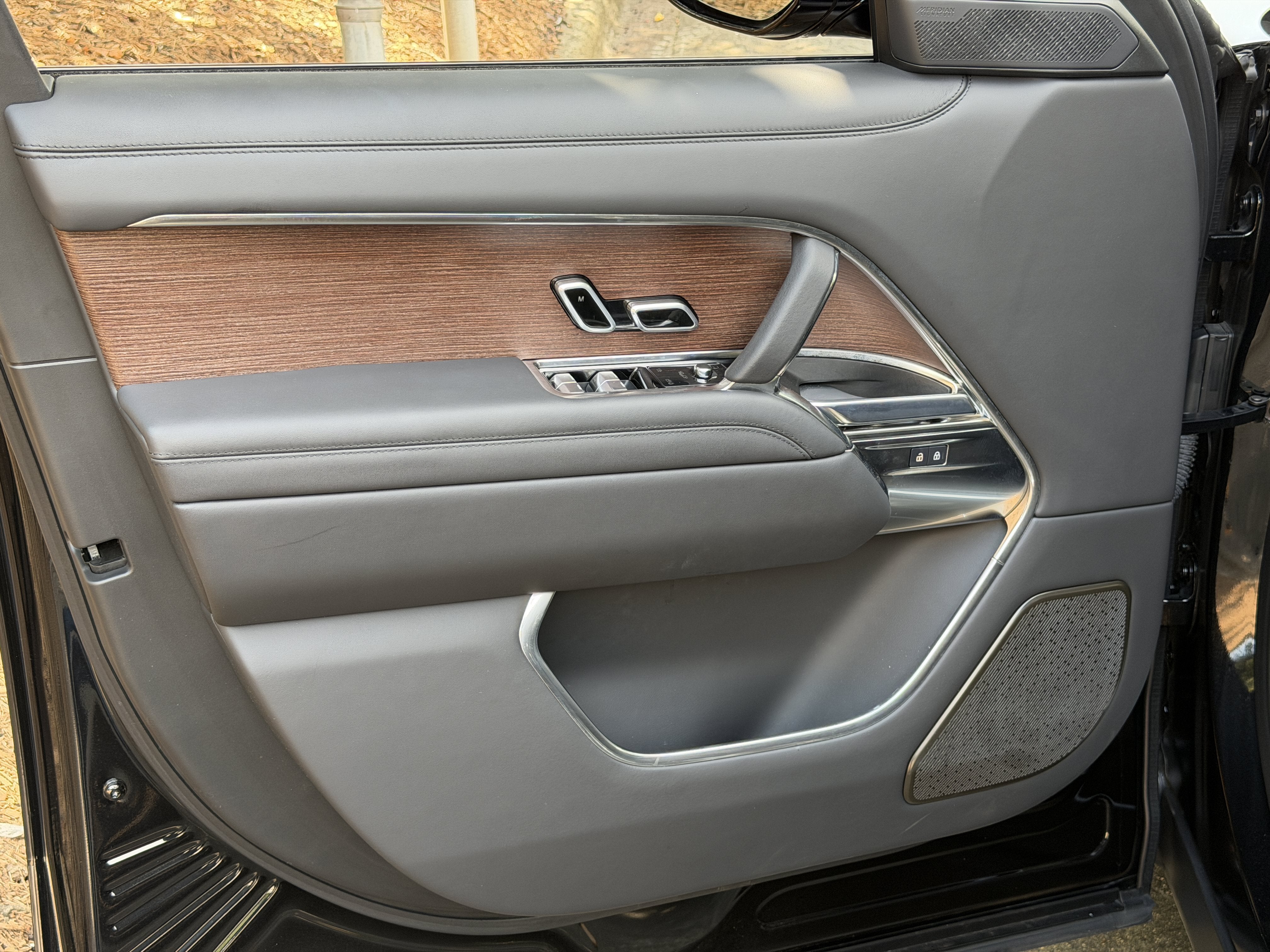 Used 2024 Ligurian Black SV Bespoke Ultra Metallic Sat Land Rover Autobiography image 13