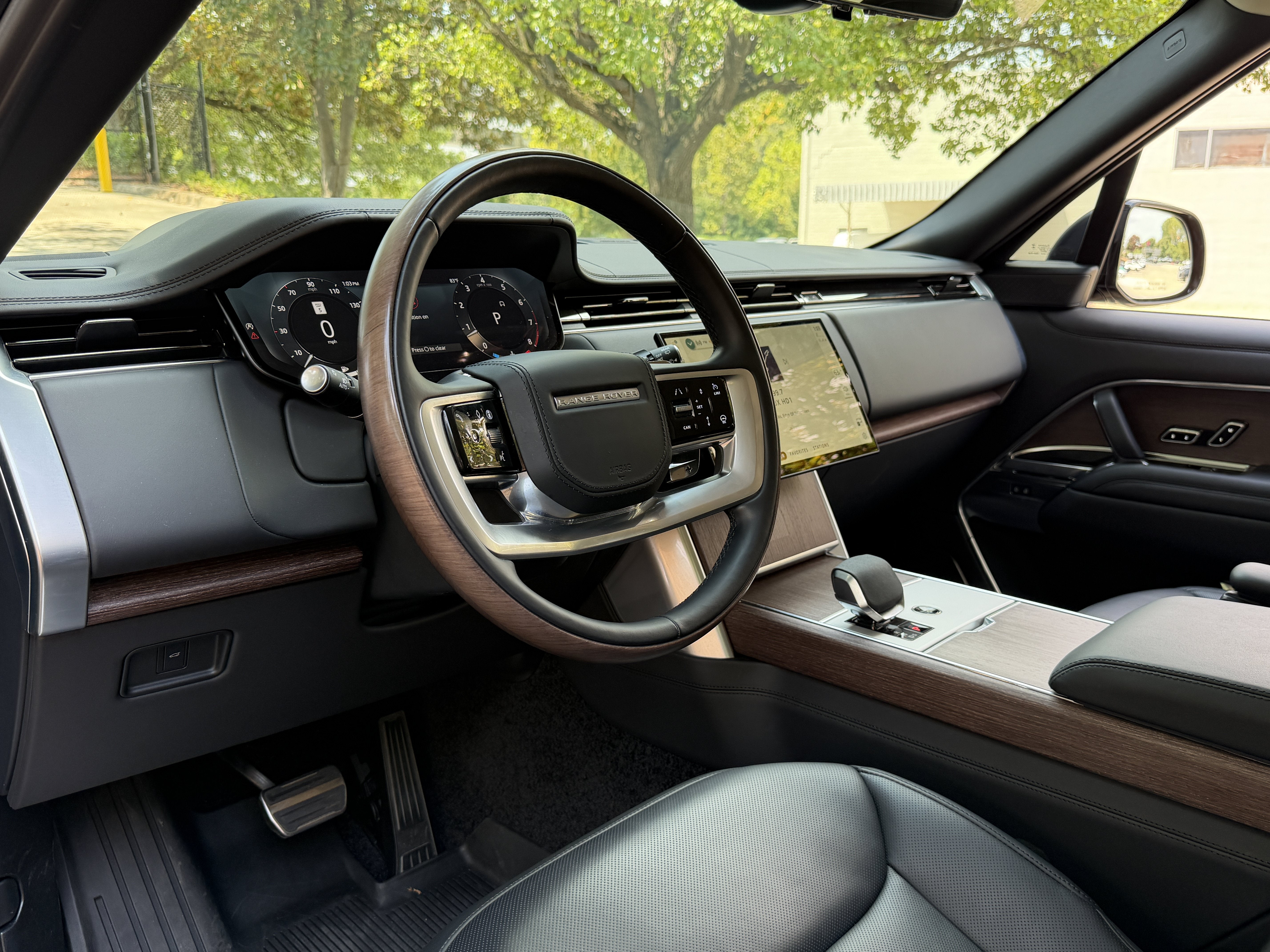 Used 2024 Ligurian Black SV Bespoke Ultra Metallic Sat Land Rover Autobiography image 15