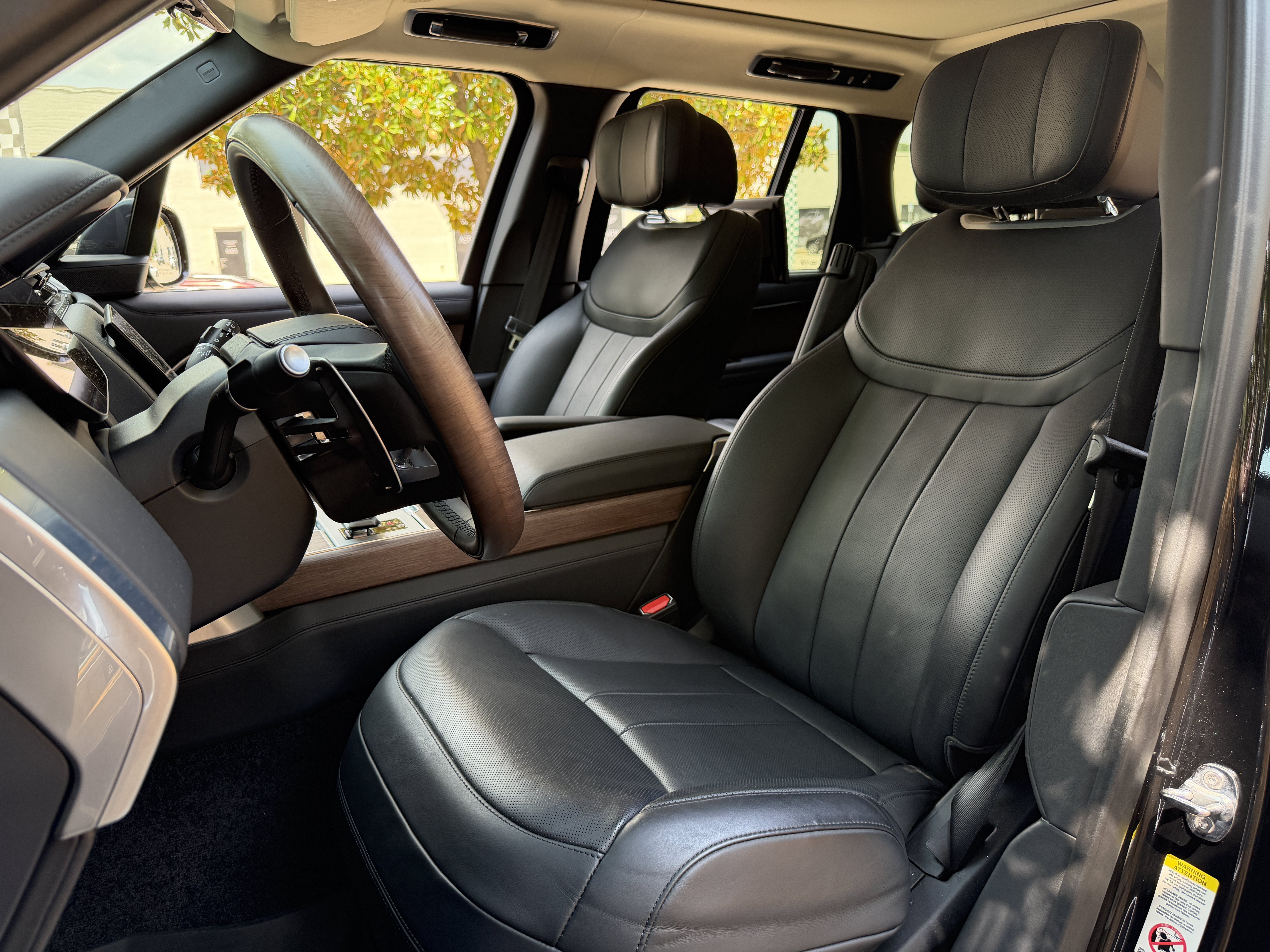 Used 2024 Ligurian Black SV Bespoke Ultra Metallic Sat Land Rover Autobiography image 16