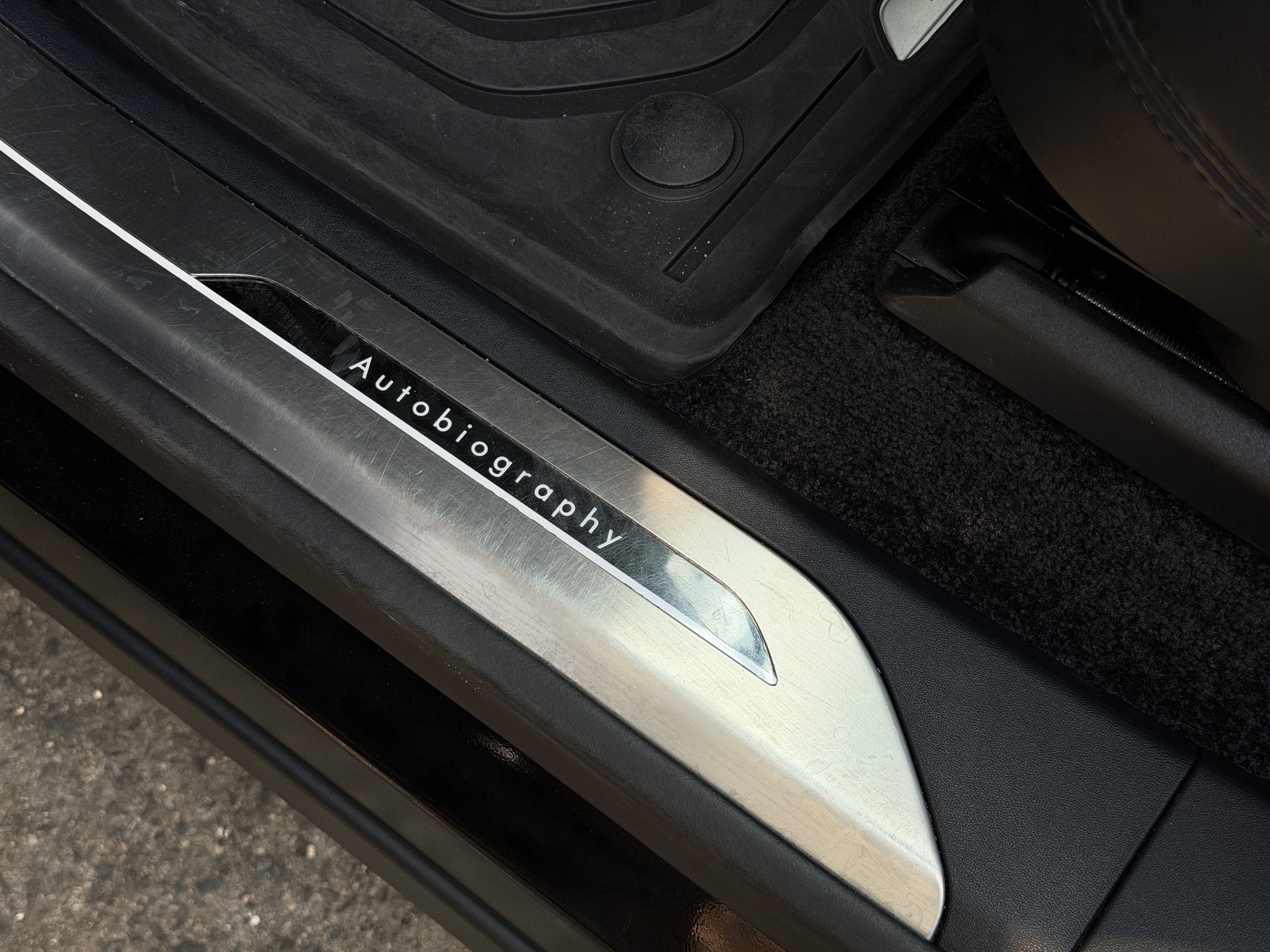 Used 2024 Ligurian Black SV Bespoke Ultra Metallic Sat Land Rover Autobiography image 17