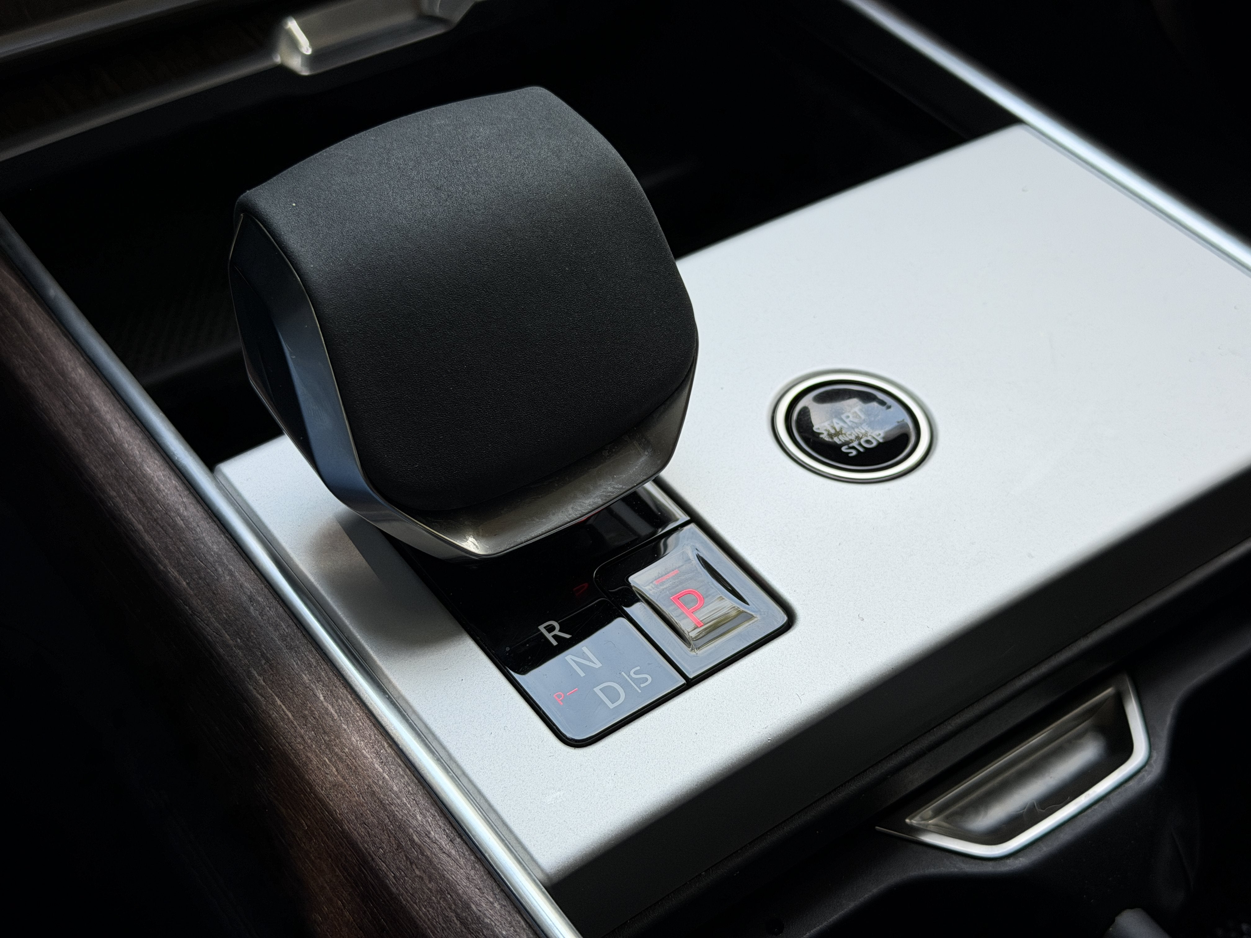 Used 2024 Ligurian Black SV Bespoke Ultra Metallic Sat Land Rover Autobiography image 28
