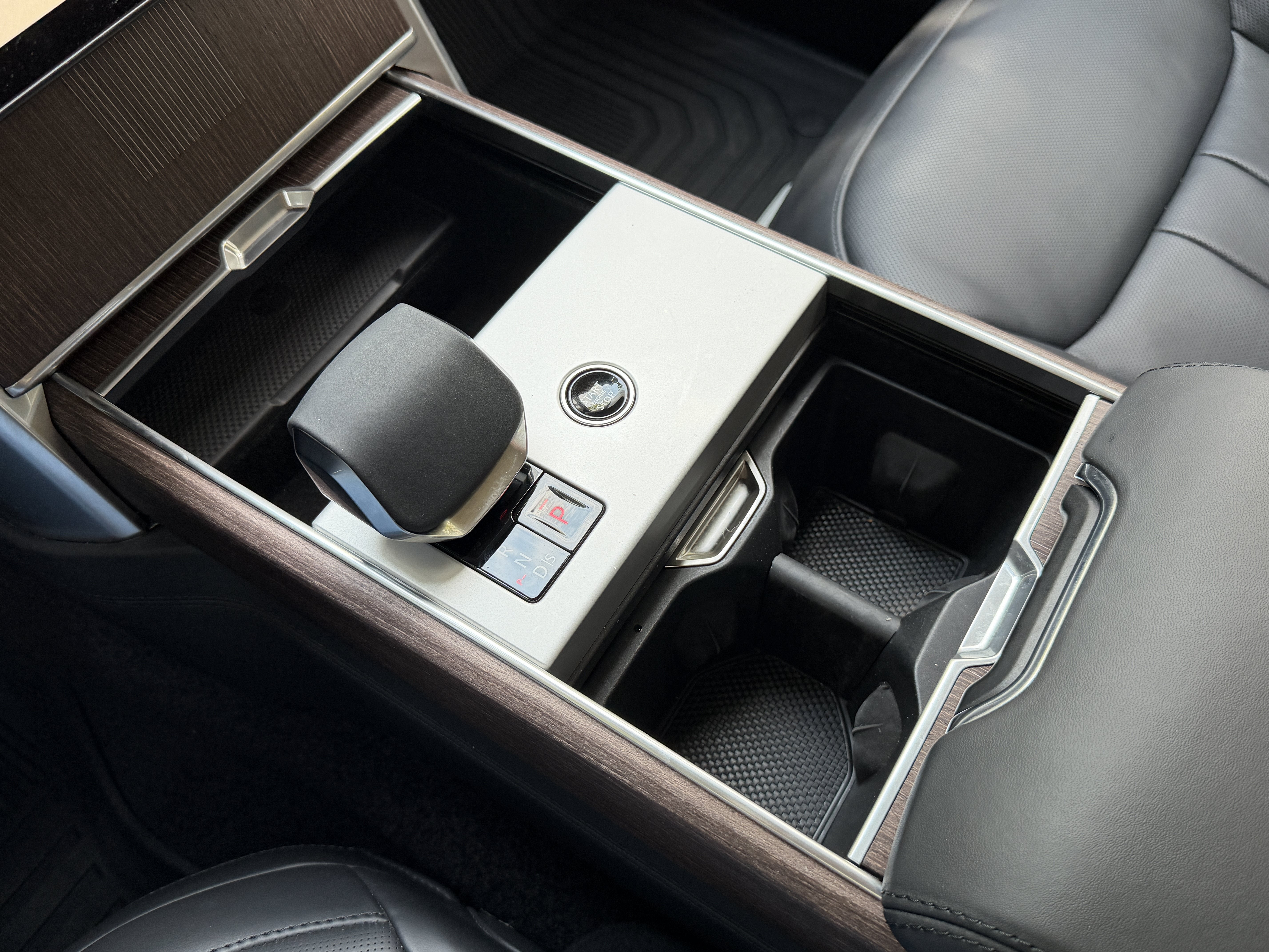 Used 2024 Ligurian Black SV Bespoke Ultra Metallic Sat Land Rover Autobiography image 29