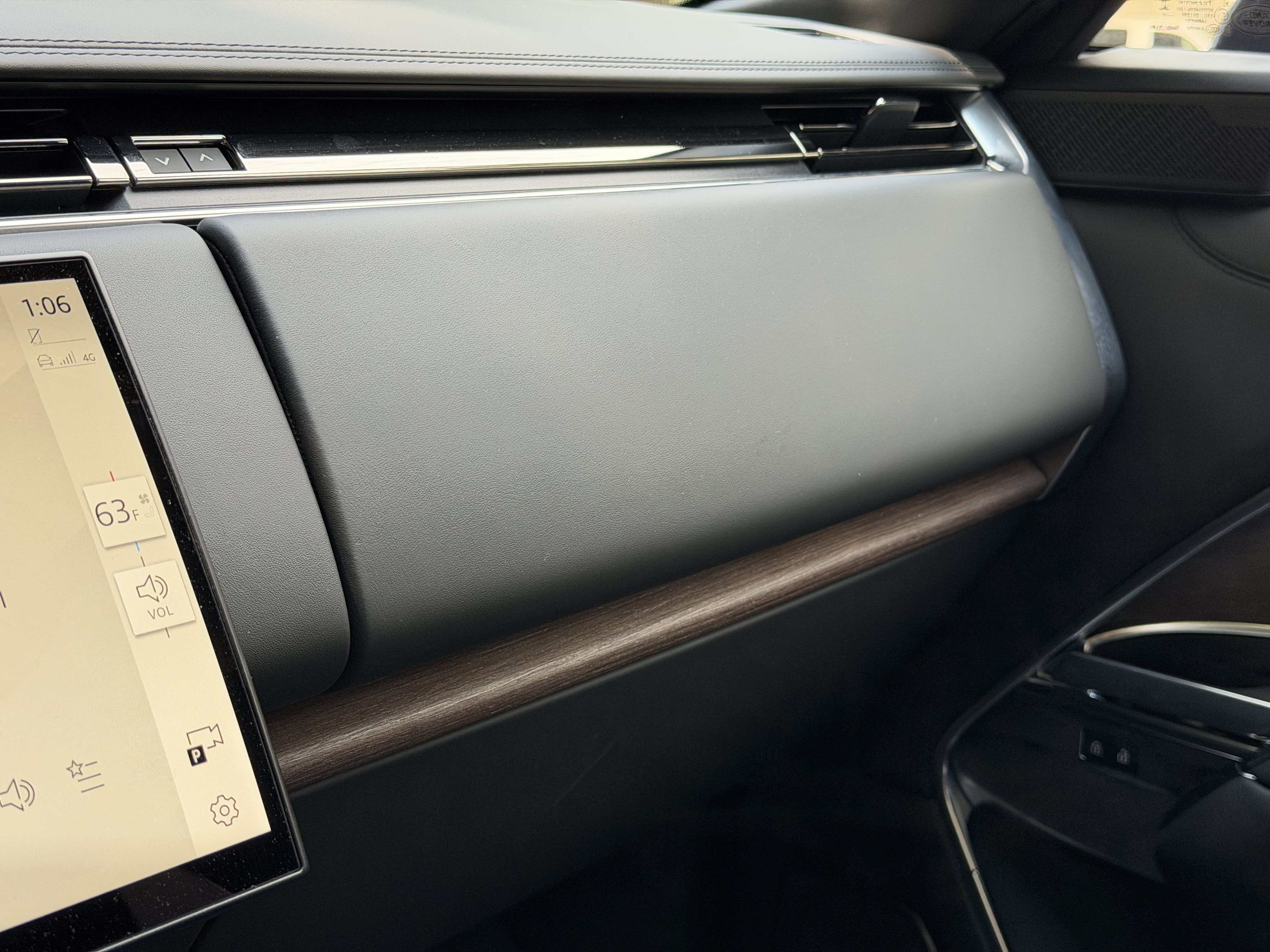Used 2024 Ligurian Black SV Bespoke Ultra Metallic Sat Land Rover Autobiography image 30