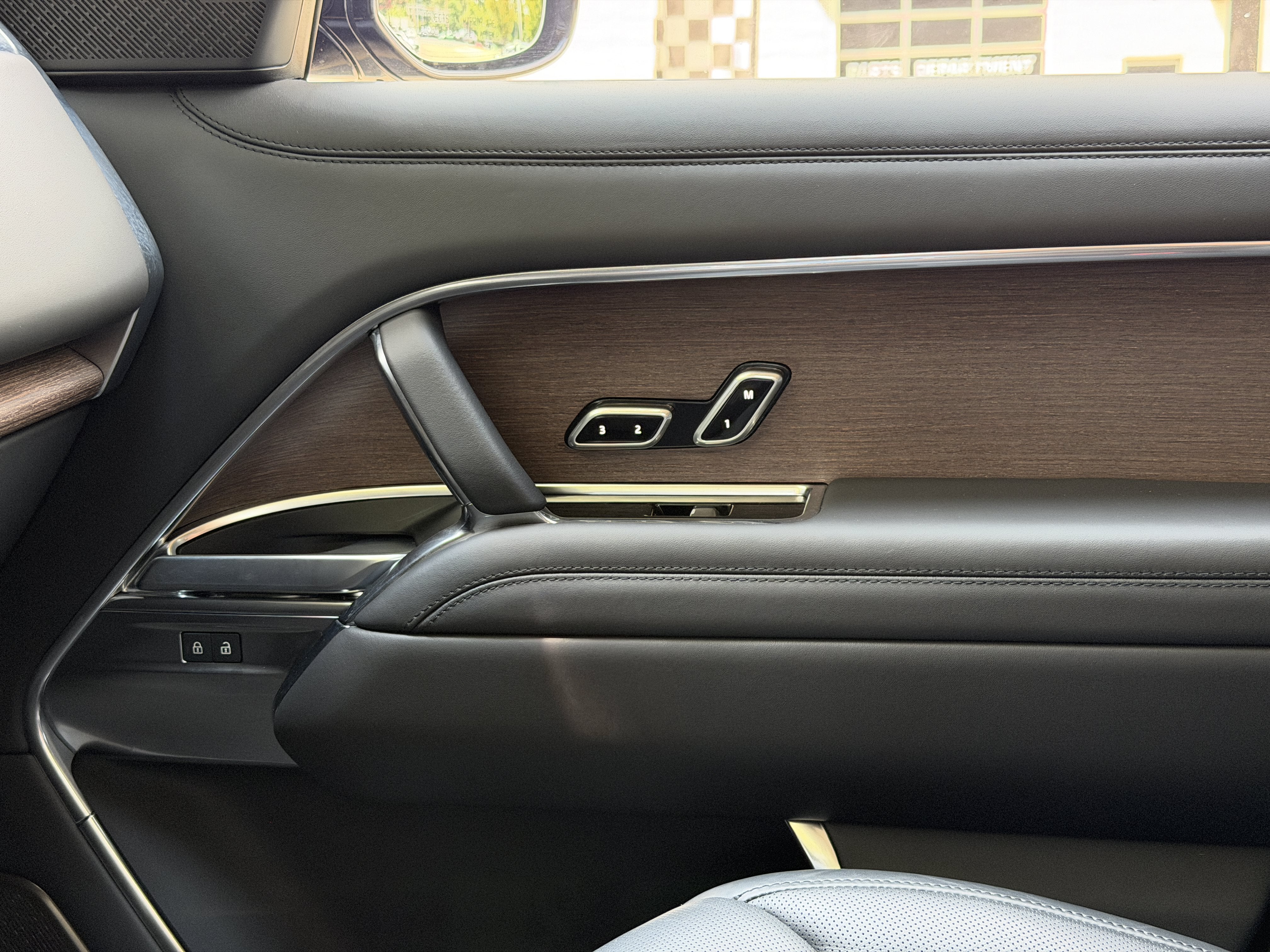 Used 2024 Ligurian Black SV Bespoke Ultra Metallic Sat Land Rover Autobiography image 31