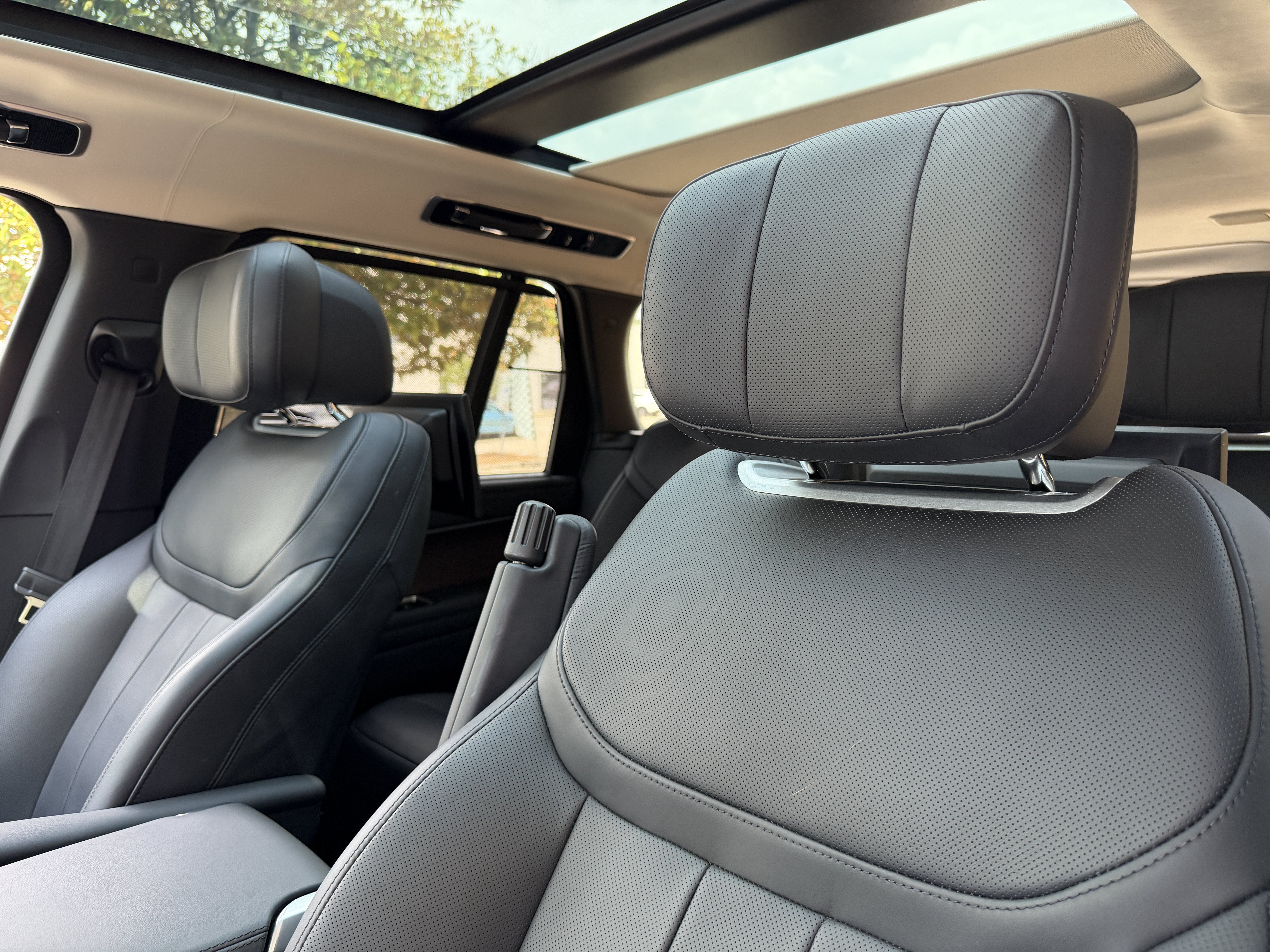 Used 2024 Ligurian Black SV Bespoke Ultra Metallic Sat Land Rover Autobiography image 33