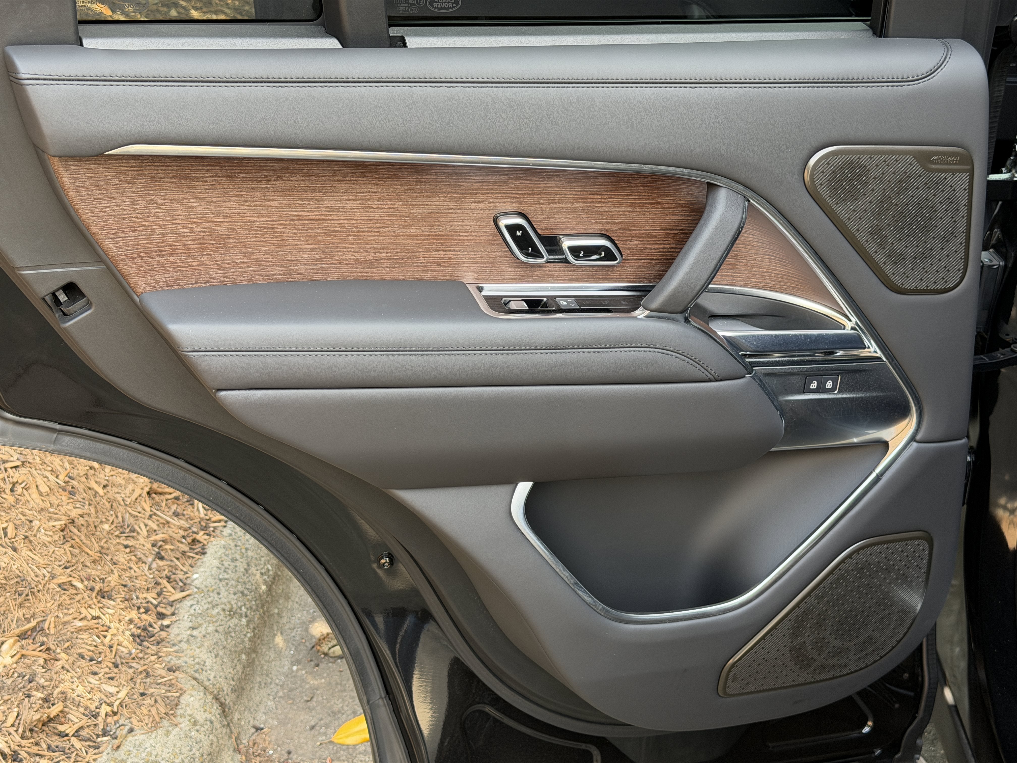 Used 2024 Ligurian Black SV Bespoke Ultra Metallic Sat Land Rover Autobiography image 35