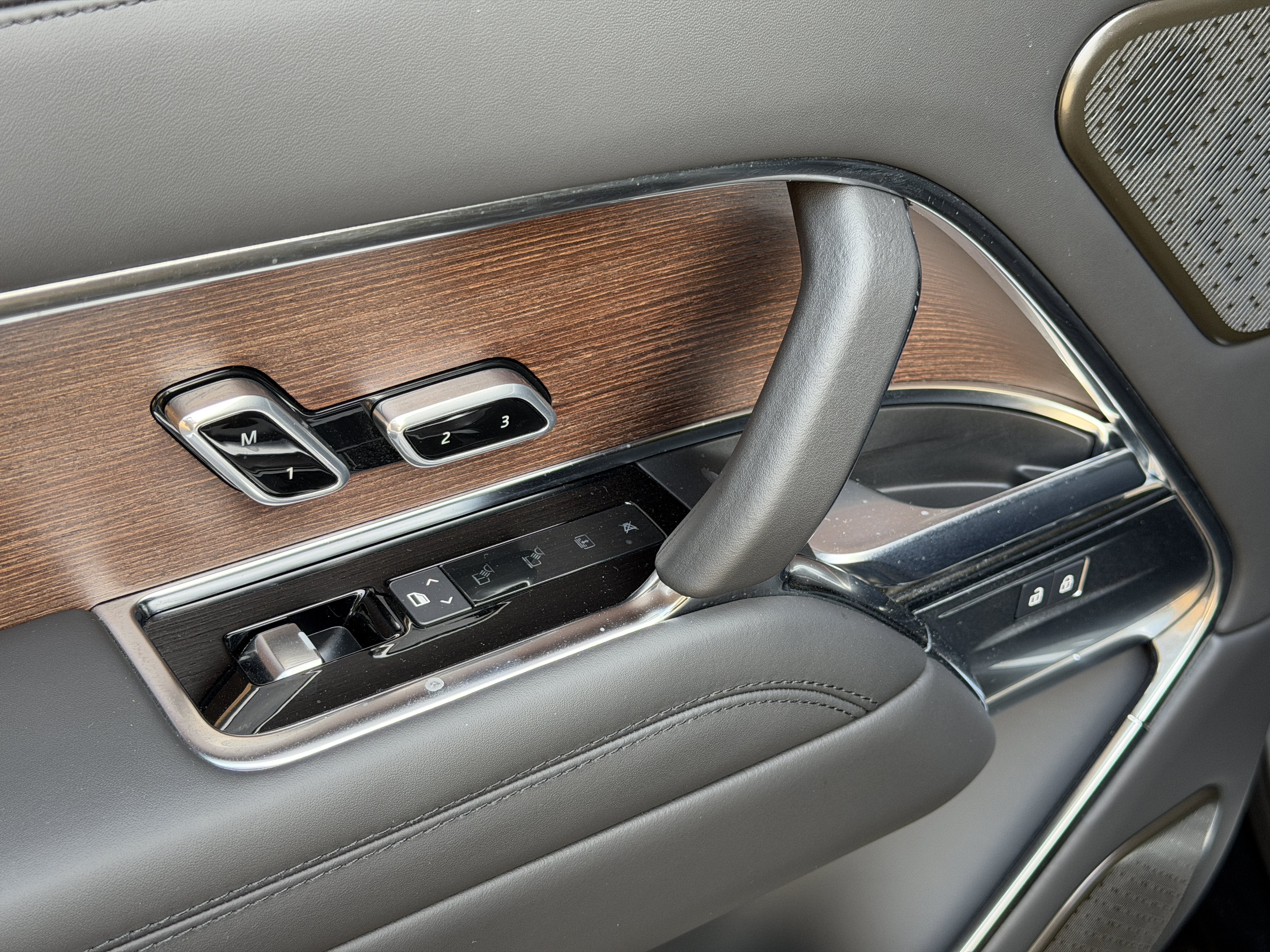 Used 2024 Ligurian Black SV Bespoke Ultra Metallic Sat Land Rover Autobiography image 36