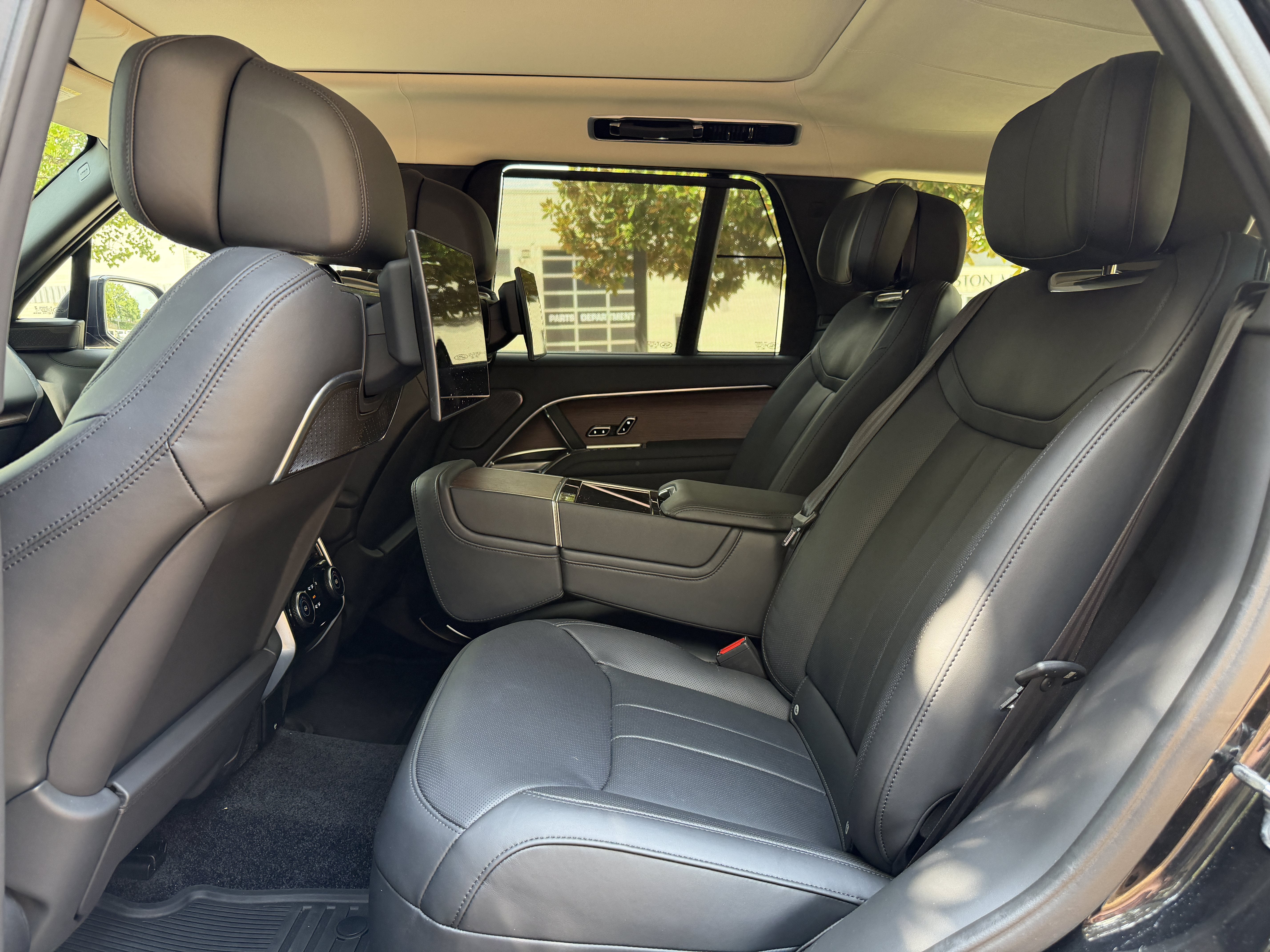 Used 2024 Ligurian Black SV Bespoke Ultra Metallic Sat Land Rover Autobiography image 37