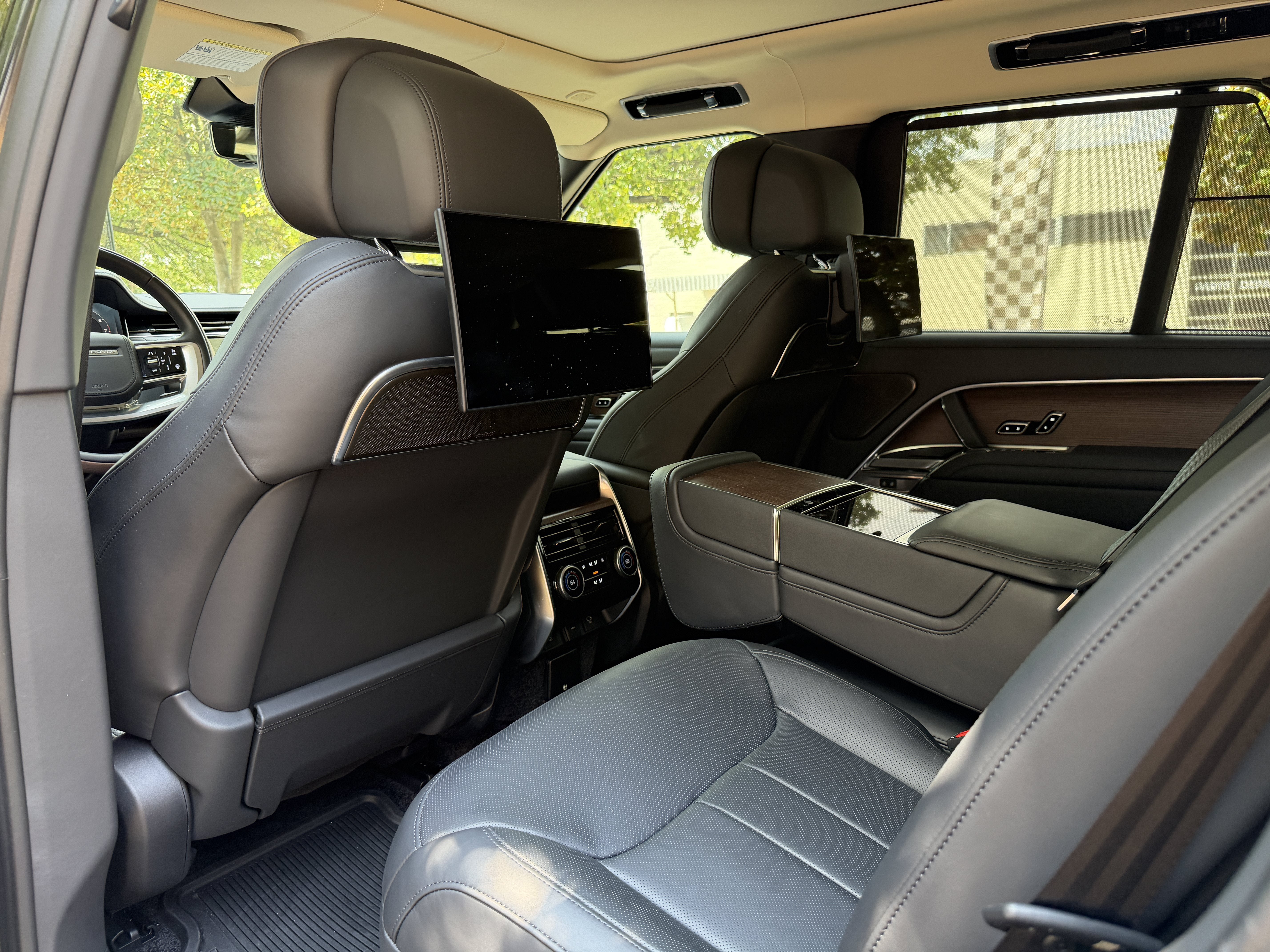 Used 2024 Ligurian Black SV Bespoke Ultra Metallic Sat Land Rover Autobiography image 38