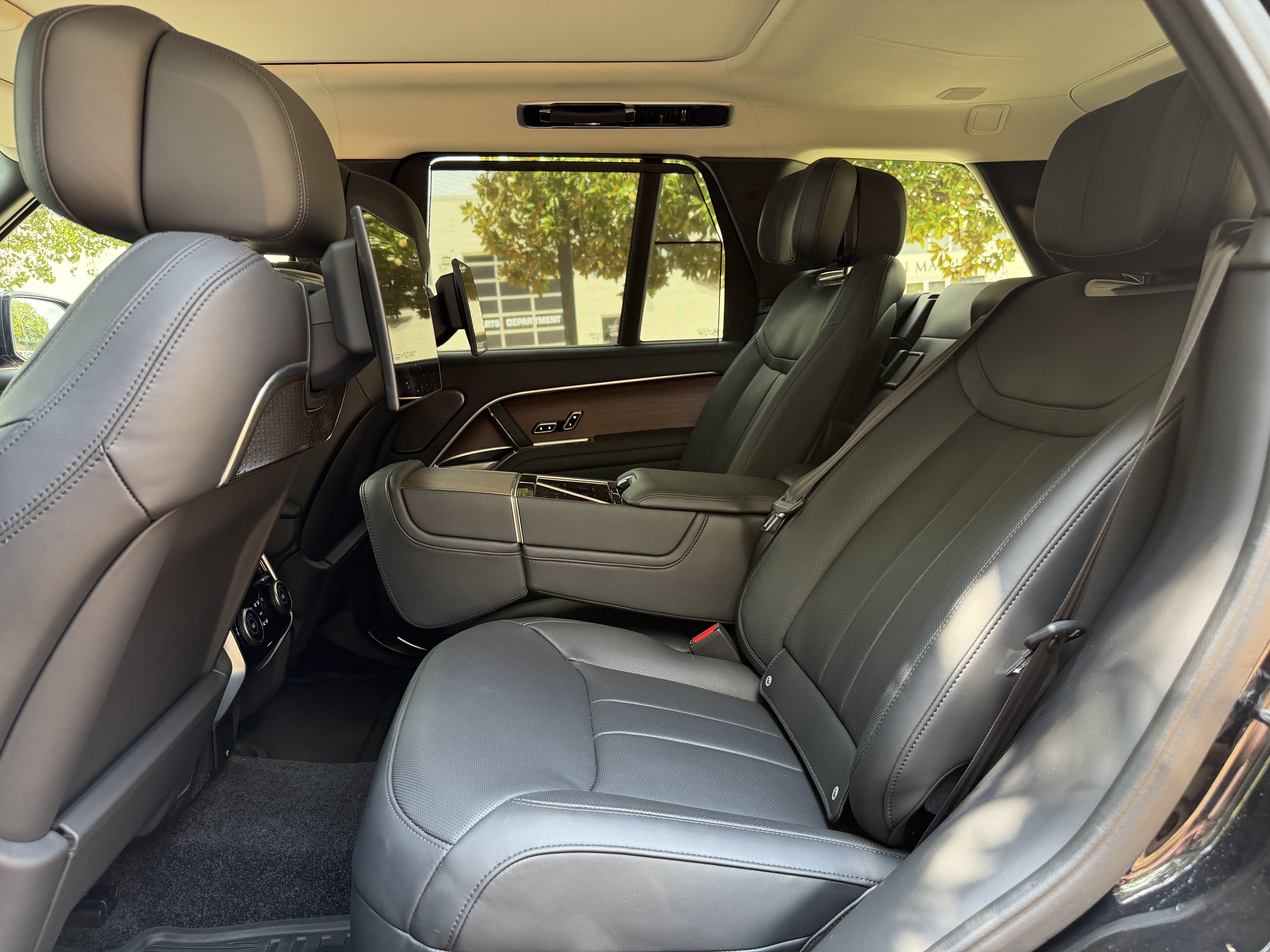 Used 2024 Ligurian Black SV Bespoke Ultra Metallic Sat Land Rover Autobiography image 43