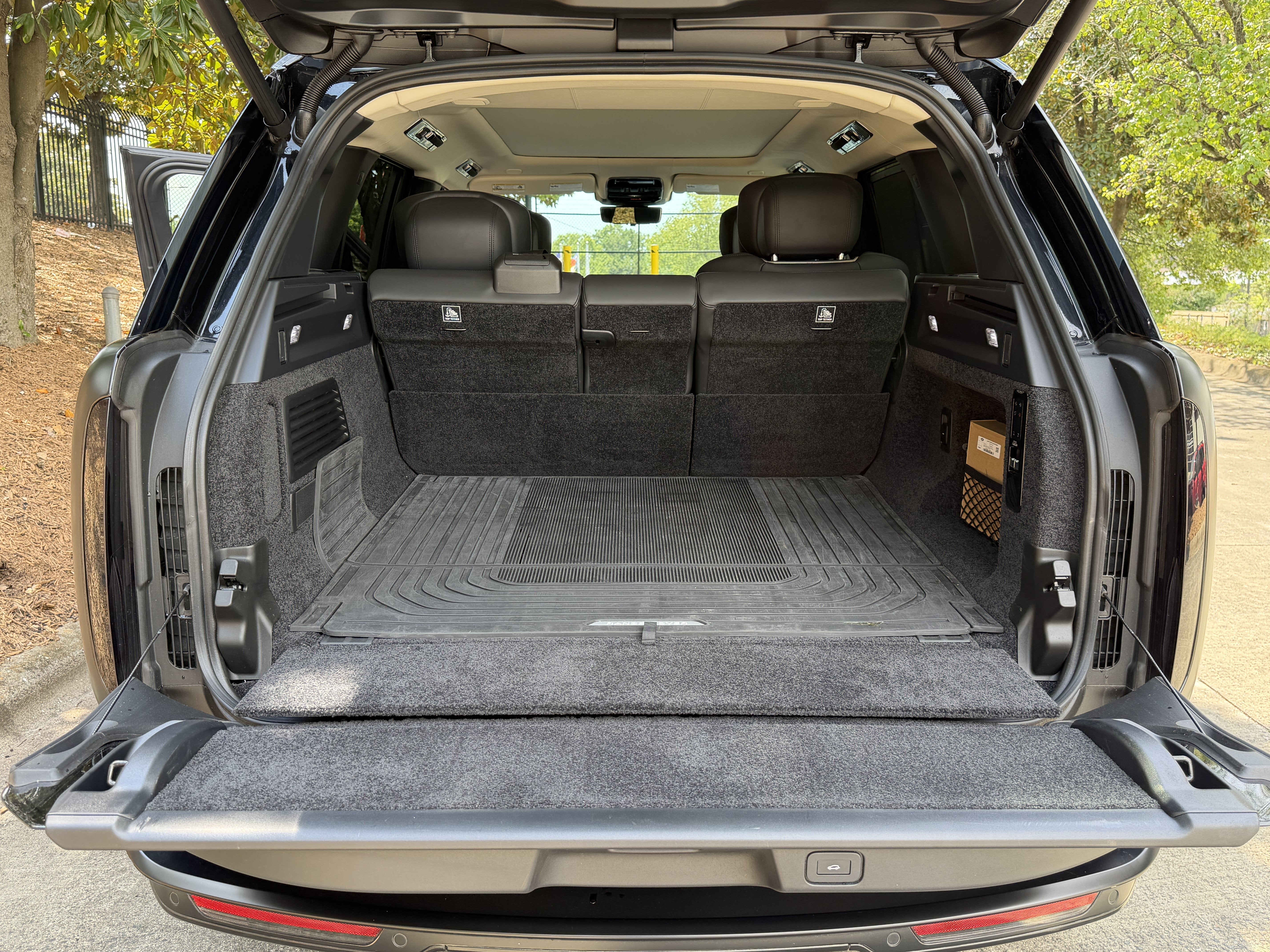 Used 2024 Ligurian Black SV Bespoke Ultra Metallic Sat Land Rover Autobiography image 45