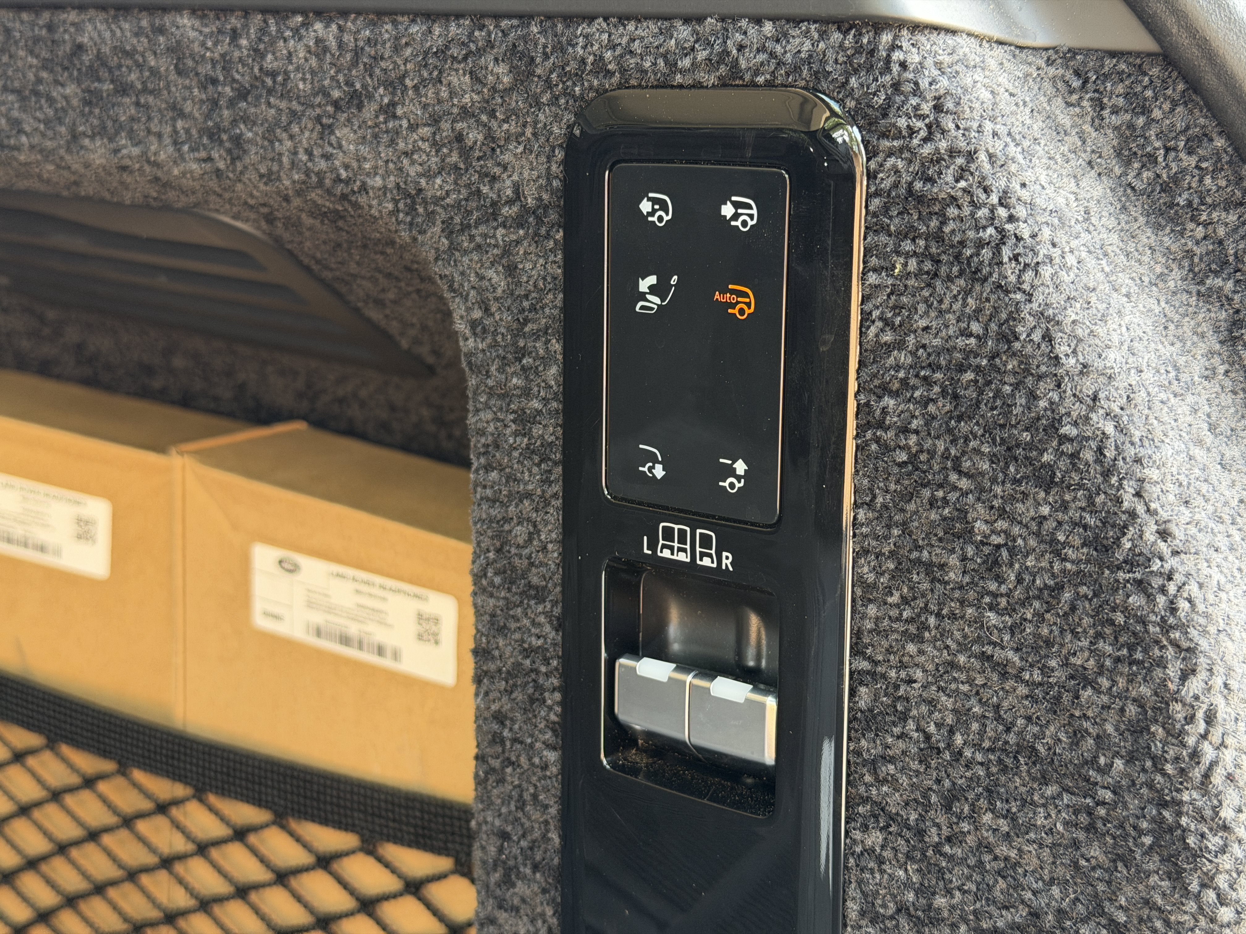 Used 2024 Ligurian Black SV Bespoke Ultra Metallic Sat Land Rover Autobiography image 46