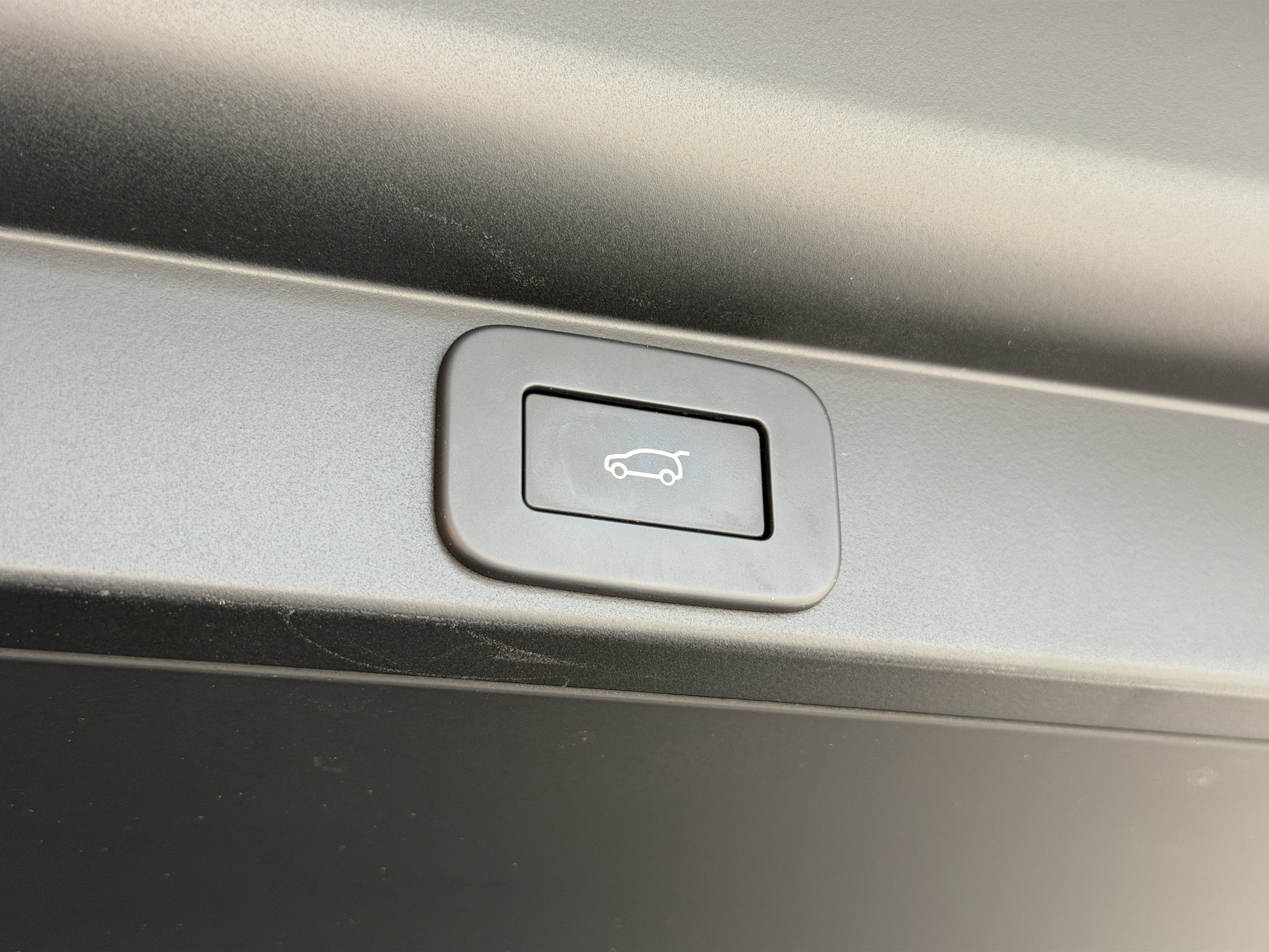 Used 2024 Ligurian Black SV Bespoke Ultra Metallic Sat Land Rover Autobiography image 47