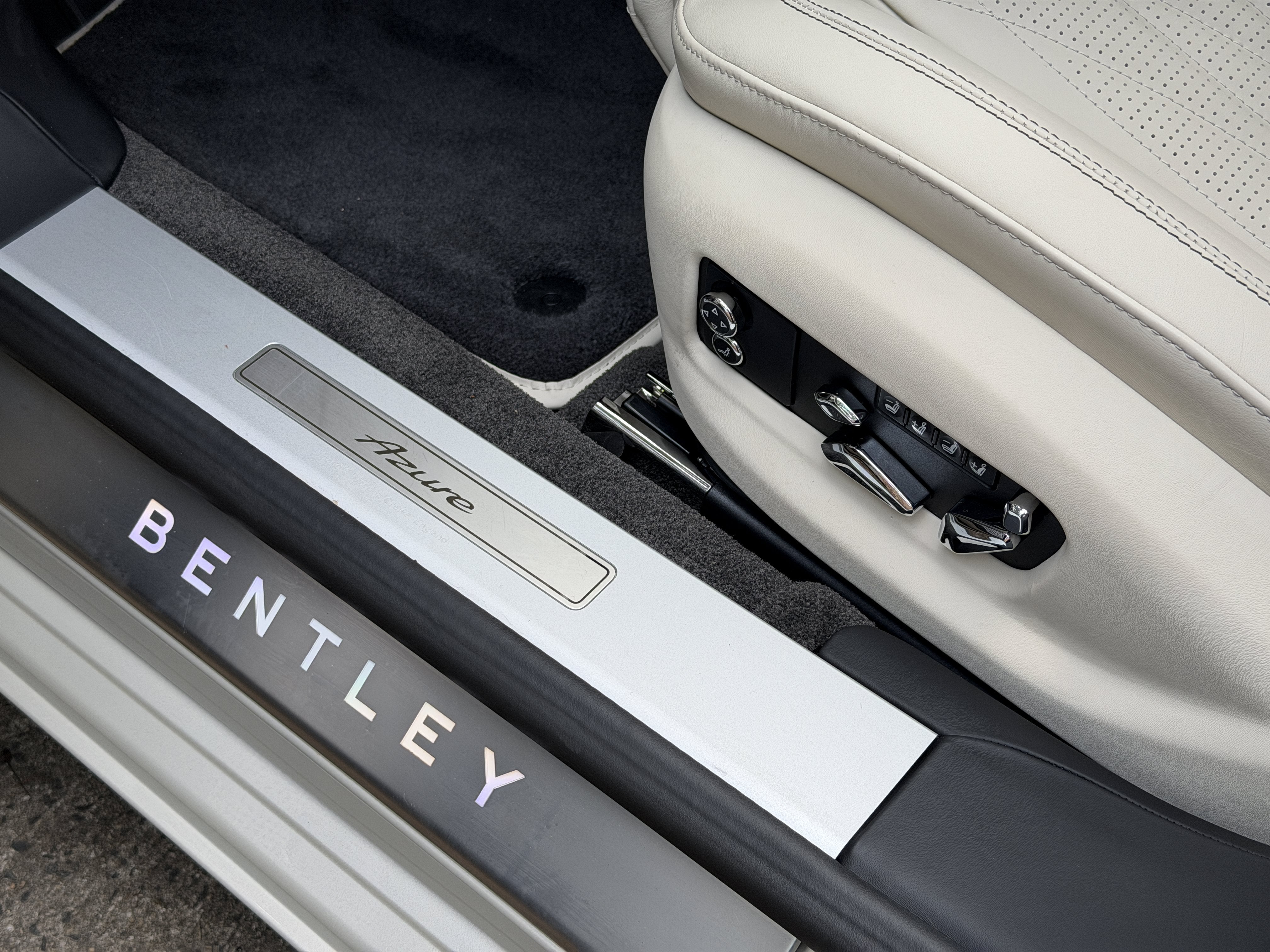 Used 2026 Cashmere Bentley Azure image 18