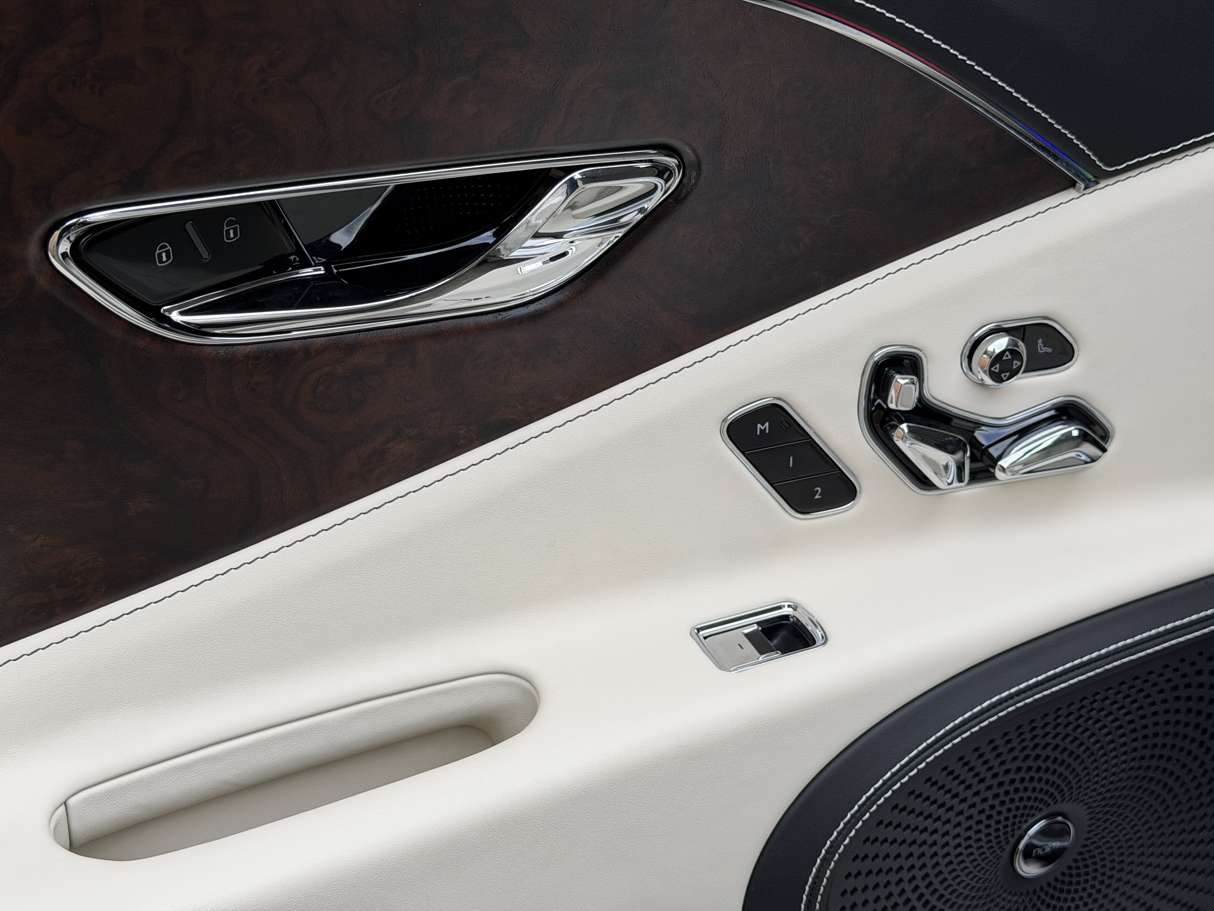 Used 2026 Cashmere Bentley Azure image 38
