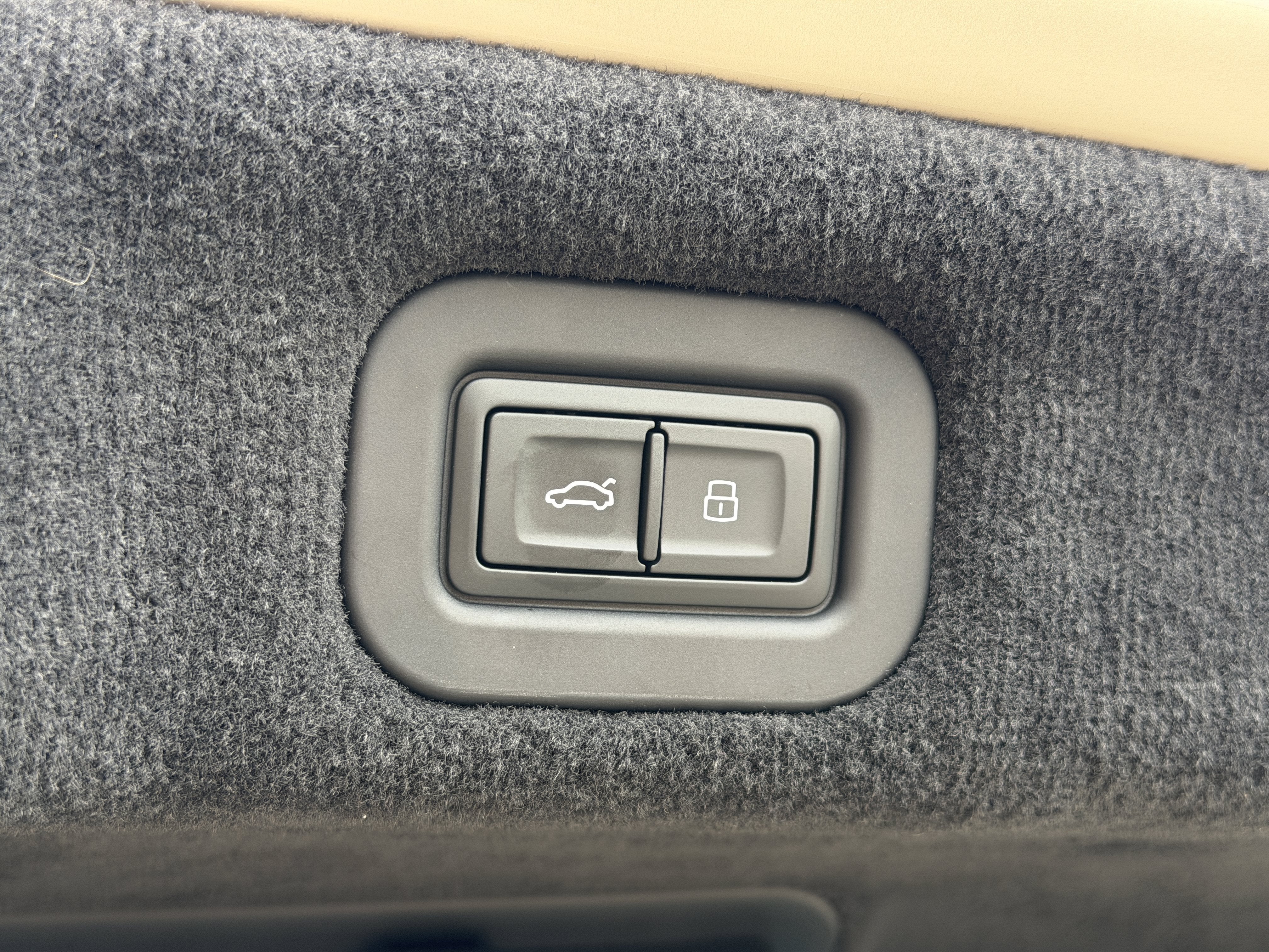 Used 2026 Cashmere Bentley Azure image 43