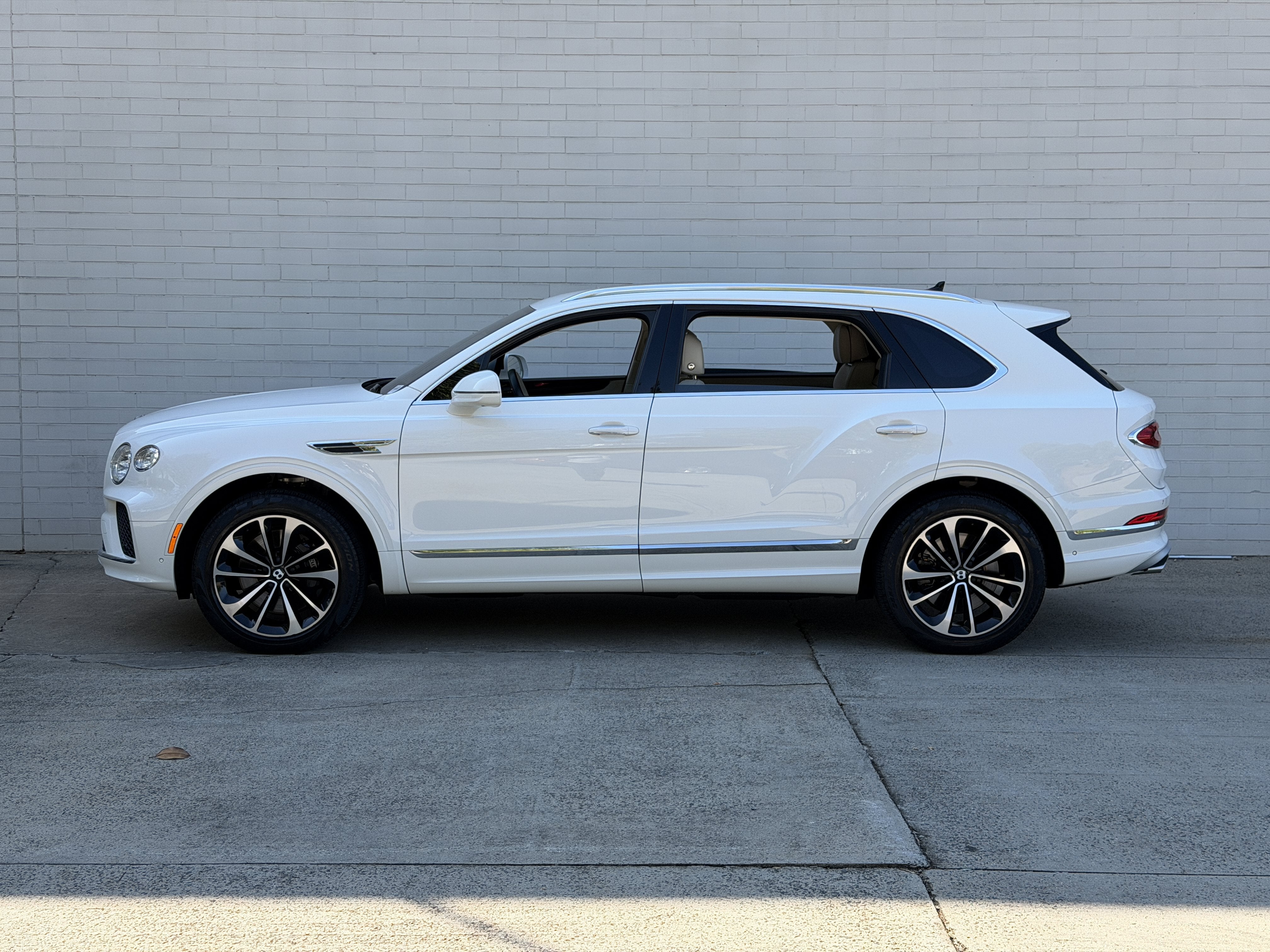 Used 2023 Glacier White Bentley  image 9