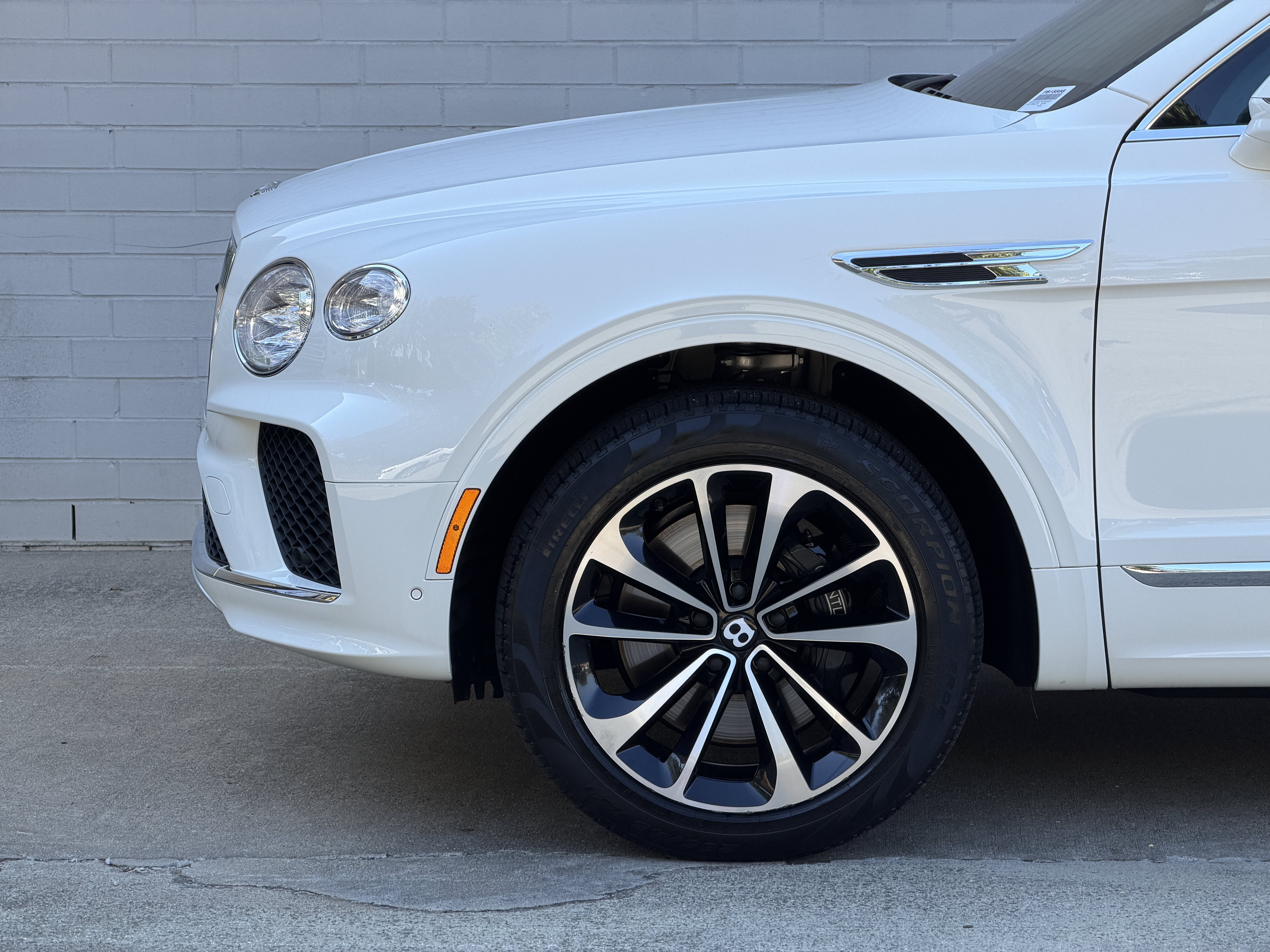 Used 2023 Glacier White Bentley  image 12