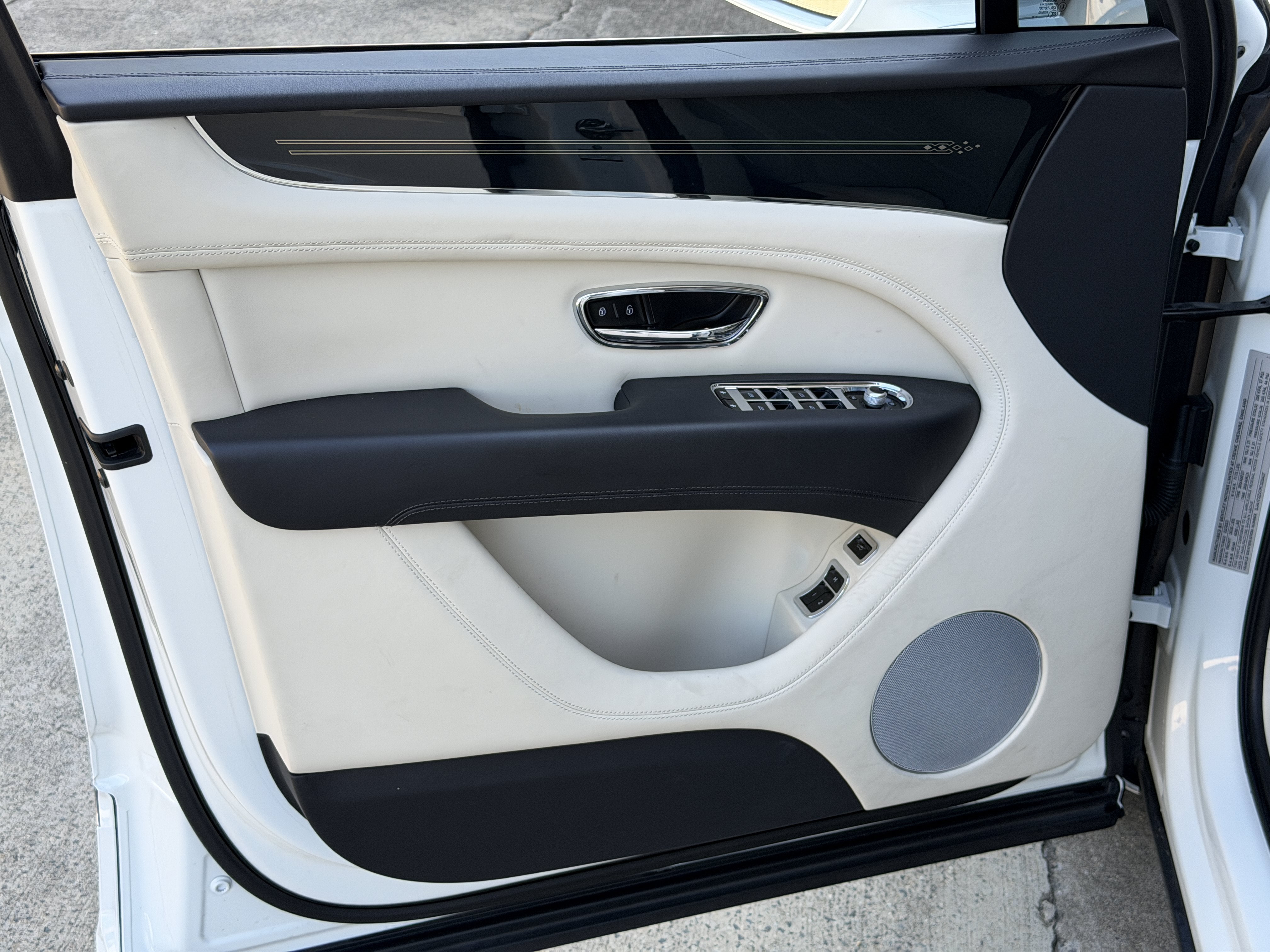 Used 2023 Glacier White Bentley  image 13
