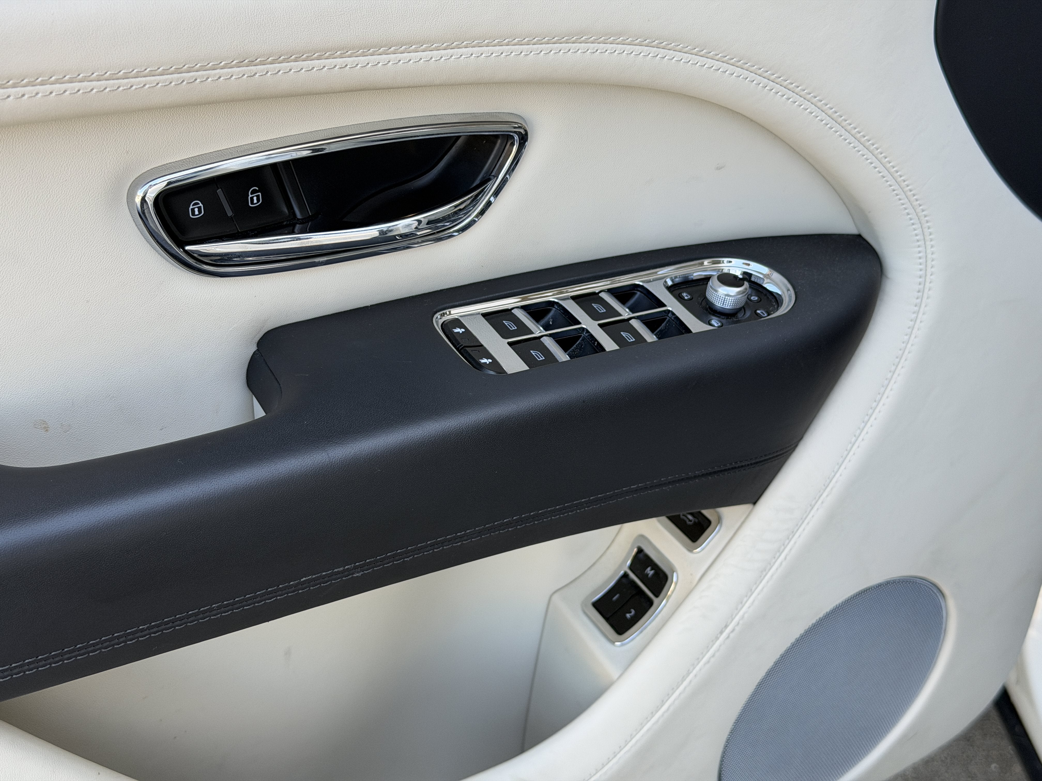 Used 2023 Glacier White Bentley  image 14