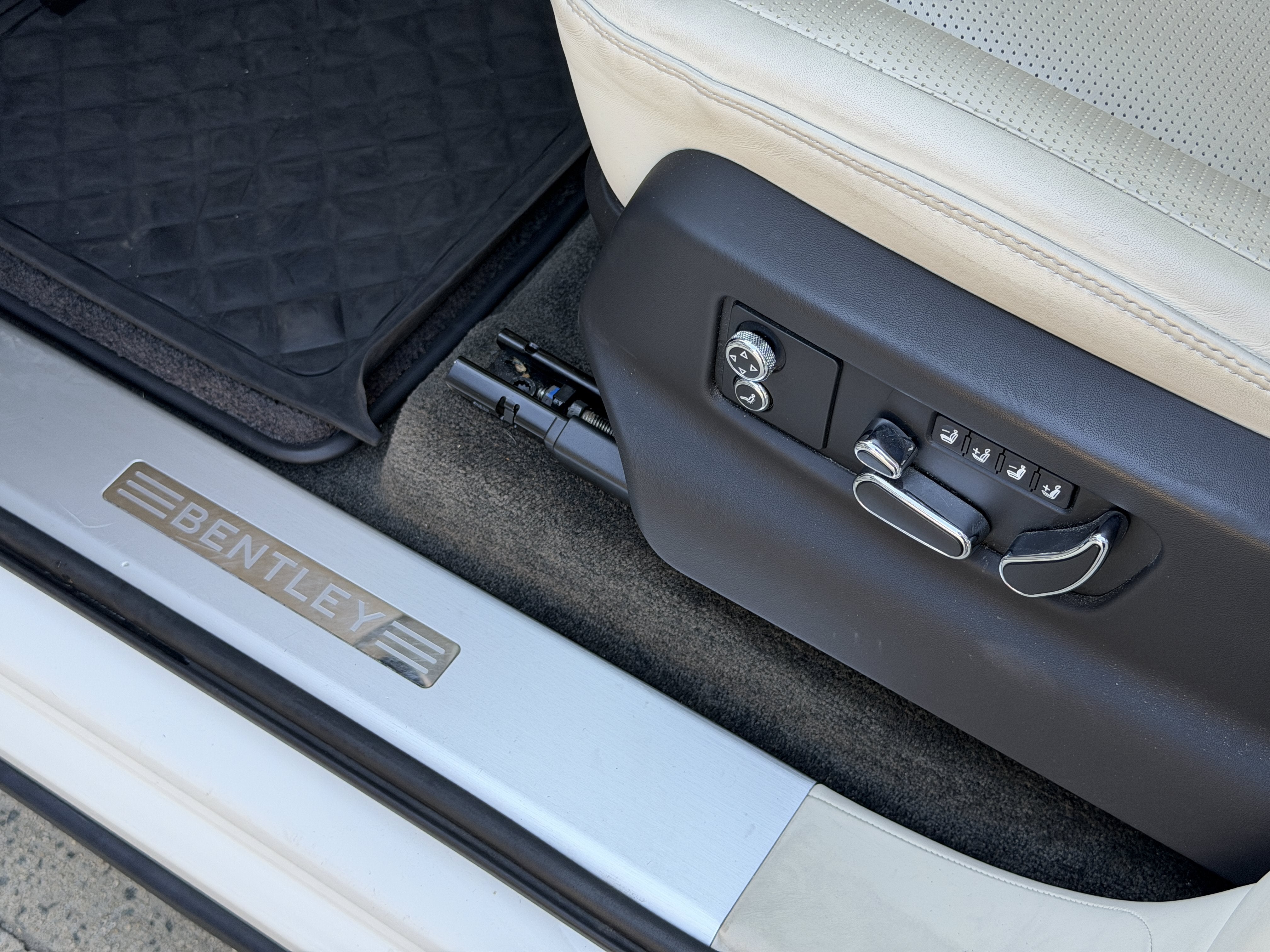 Used 2023 Glacier White Bentley  image 17