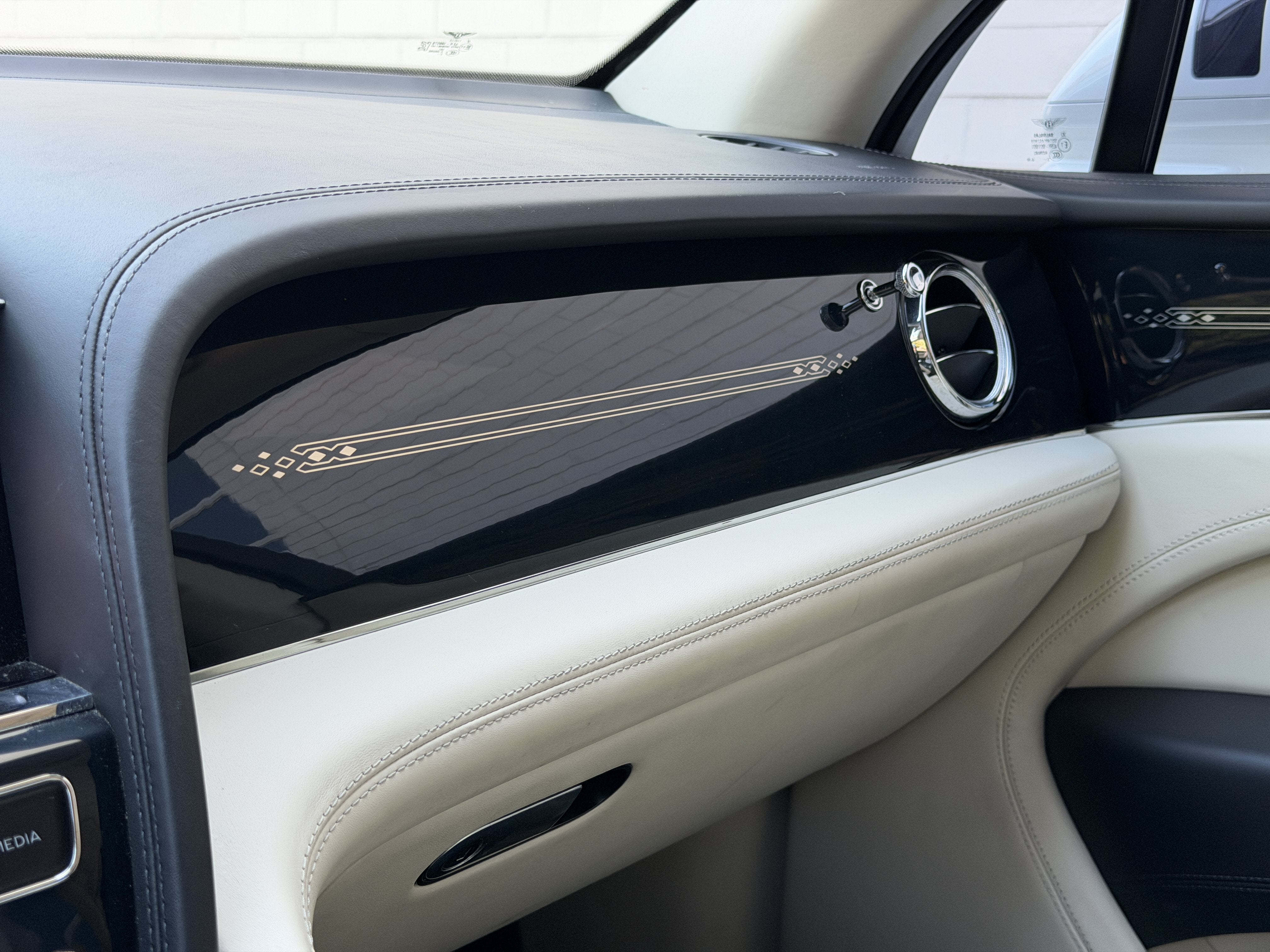 Used 2023 Glacier White Bentley  image 27
