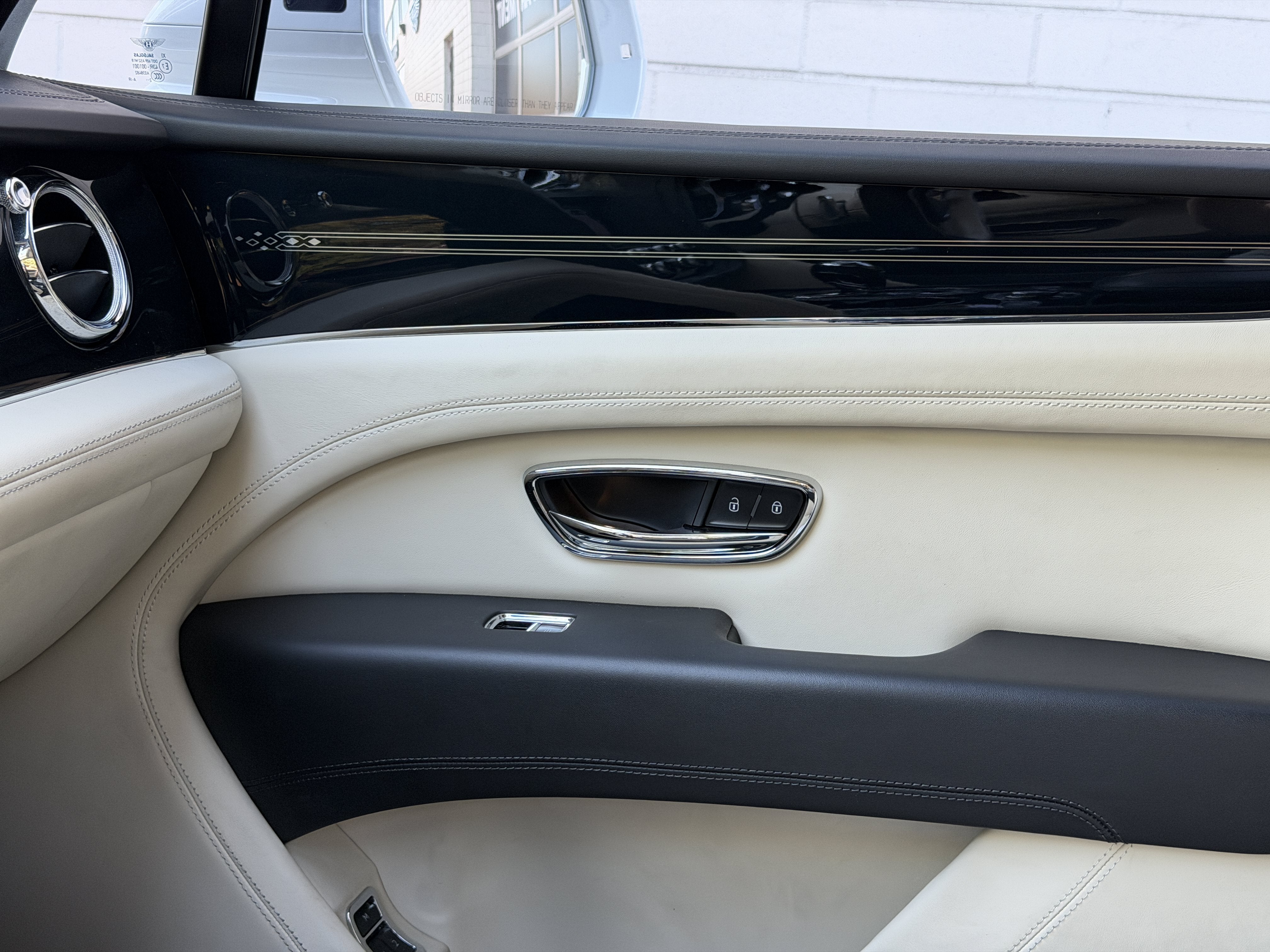 Used 2023 Glacier White Bentley  image 28