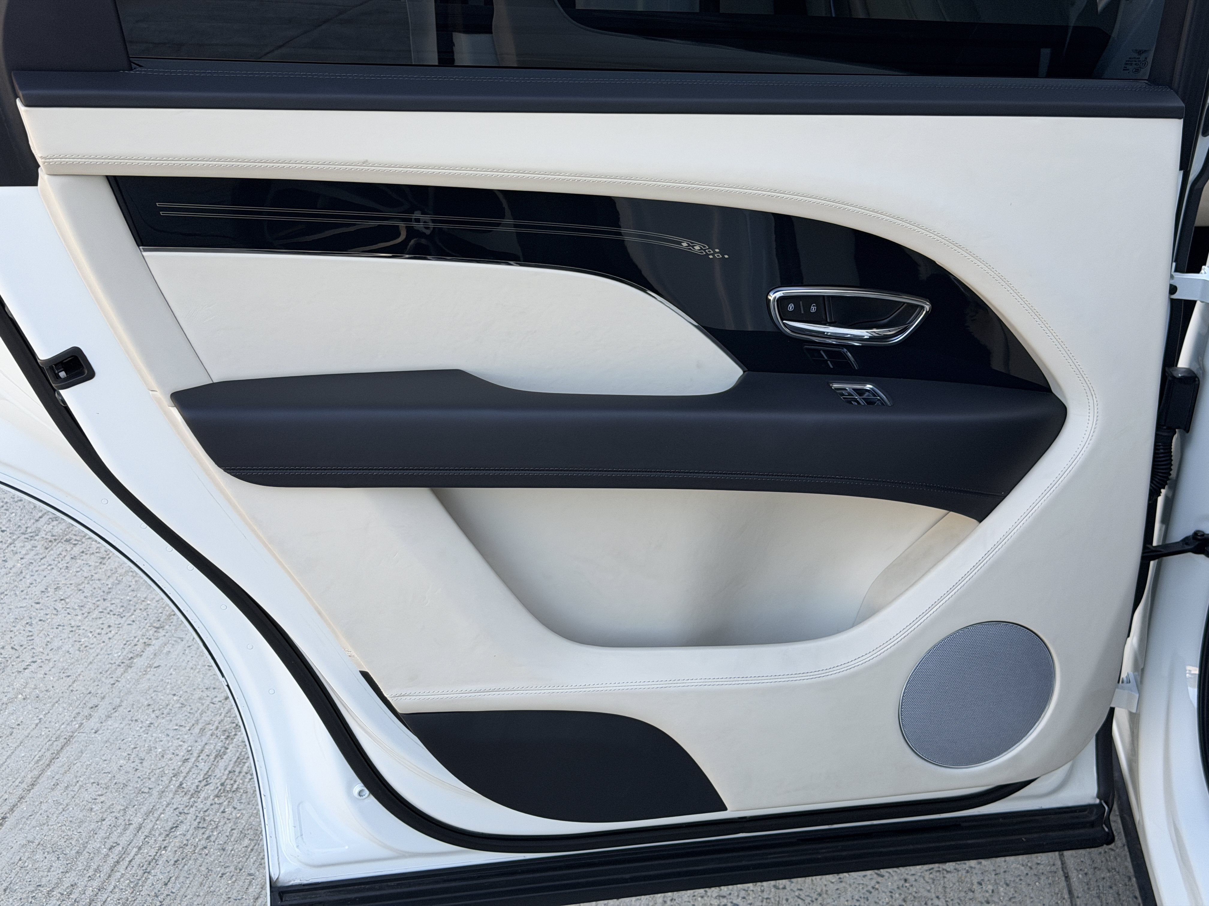 Used 2023 Glacier White Bentley  image 32