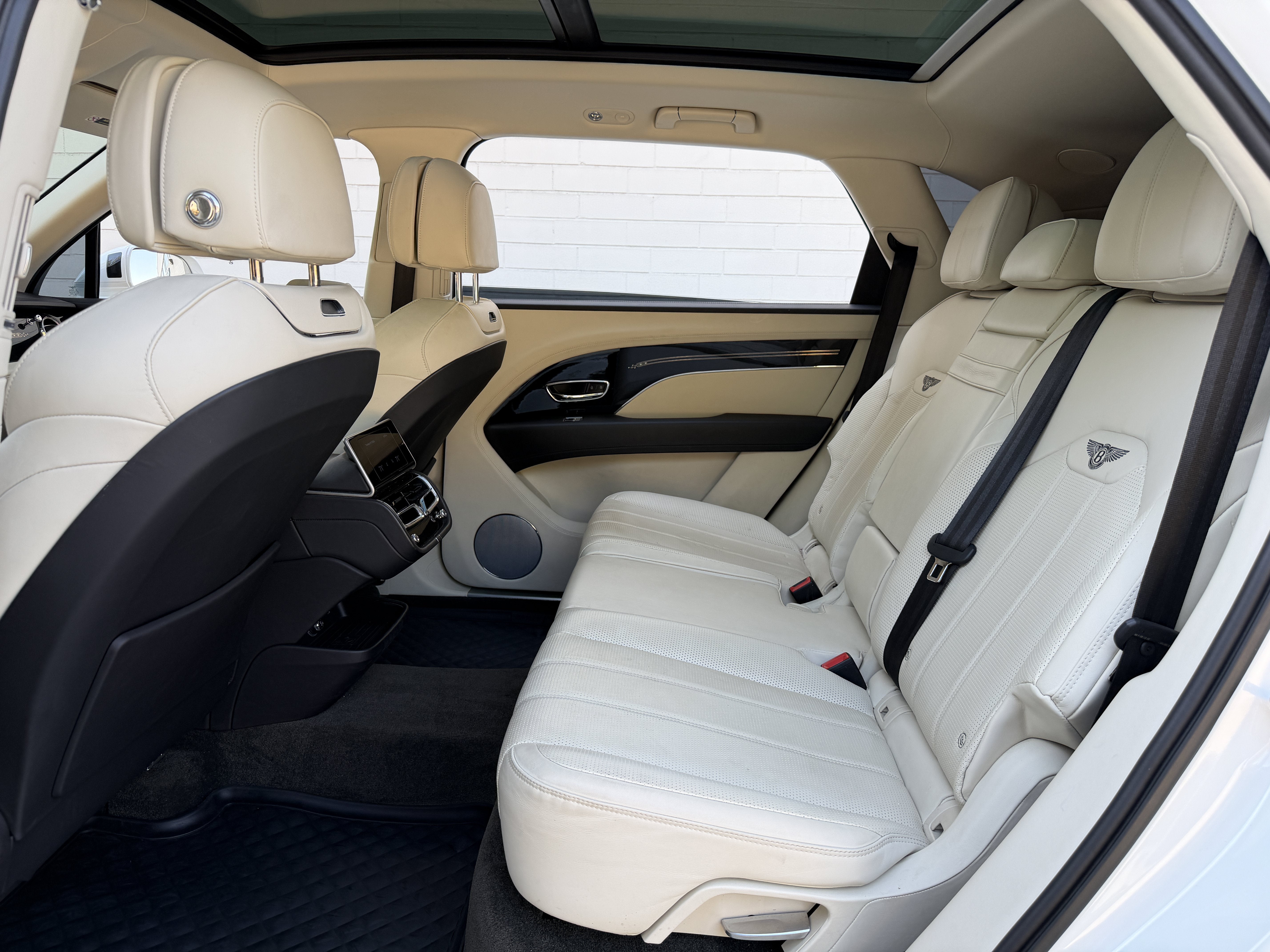Used 2023 Glacier White Bentley  image 34