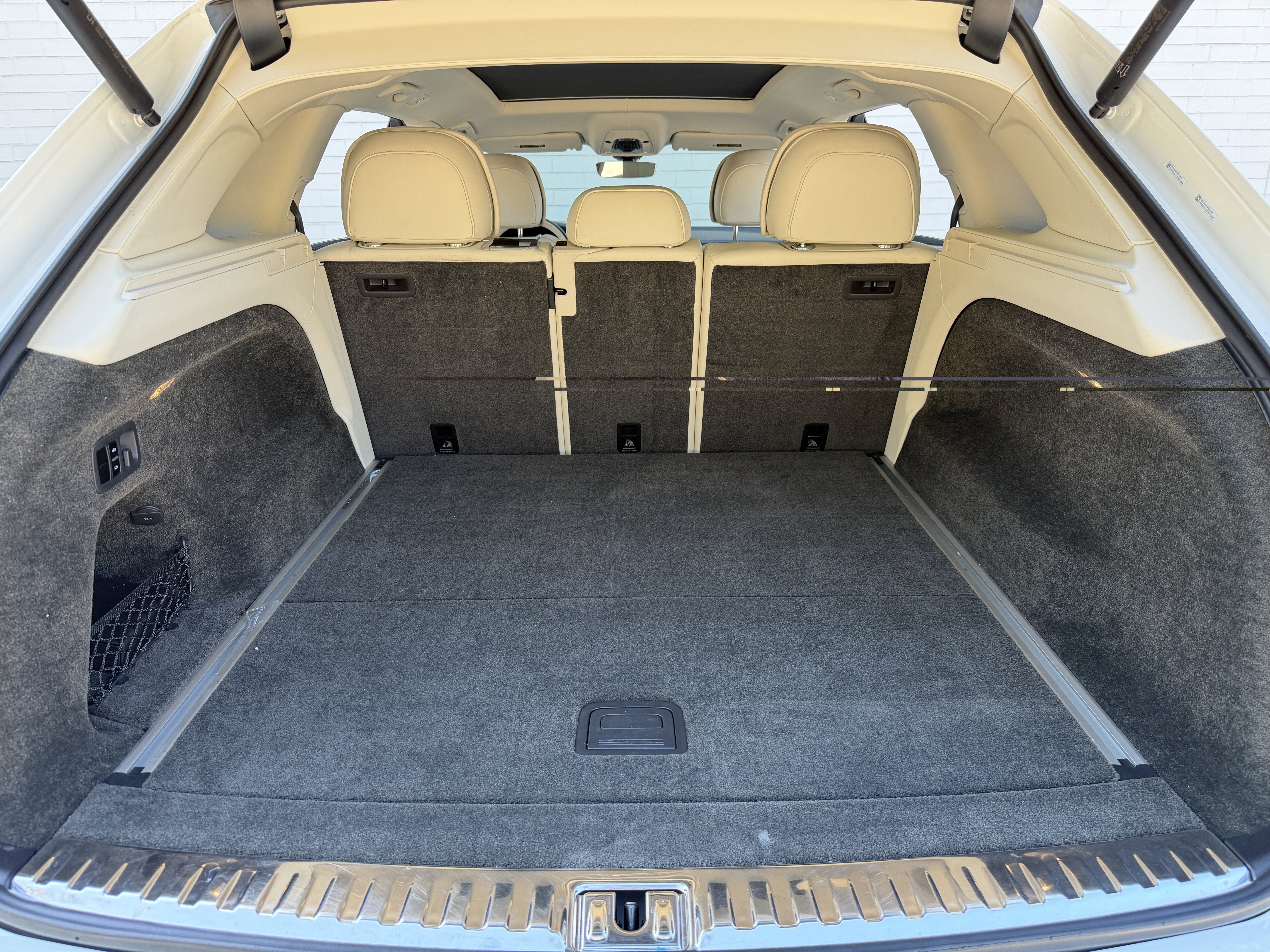 Used 2023 Glacier White Bentley  image 37