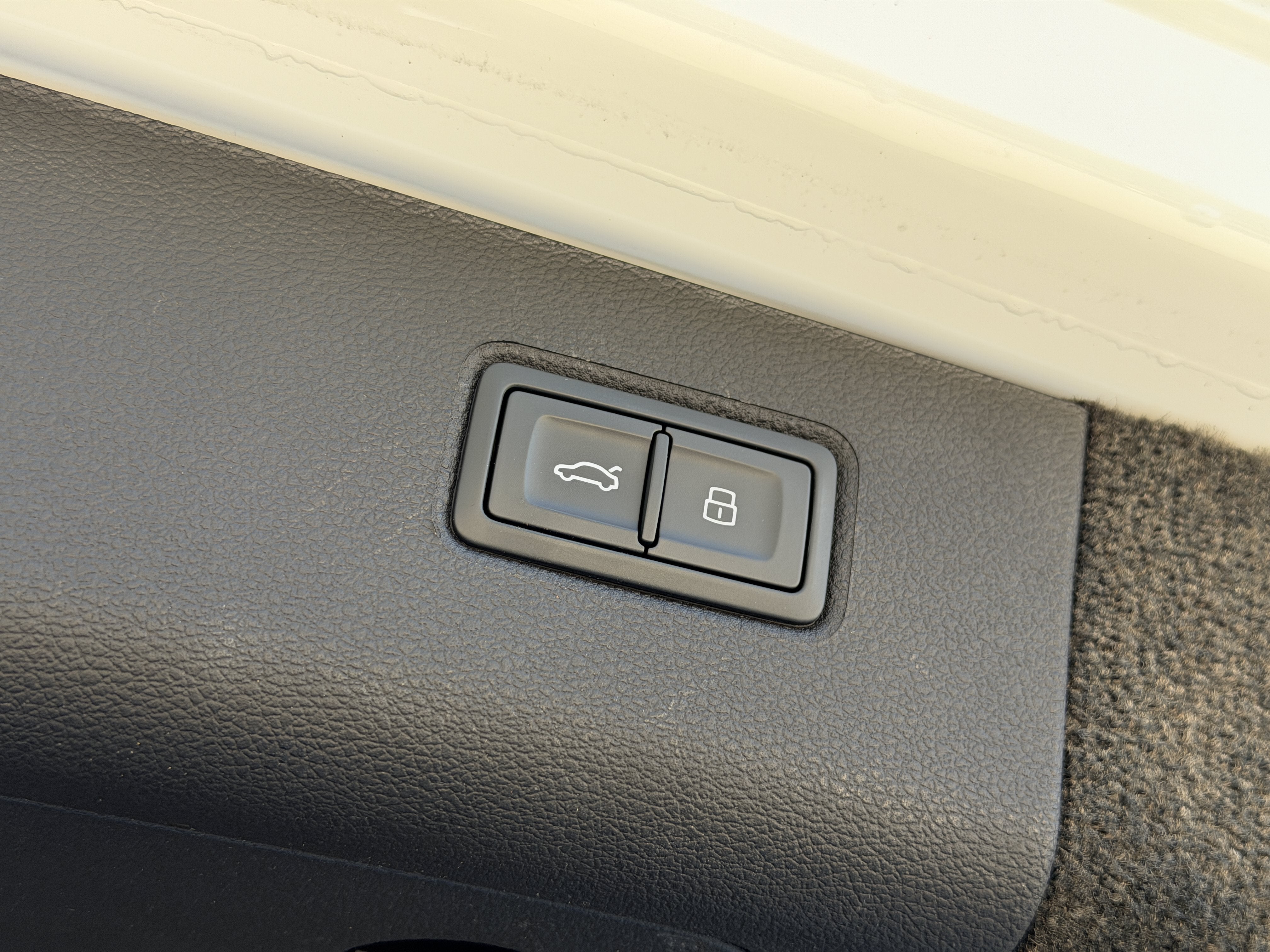 Used 2023 Glacier White Bentley  image 39