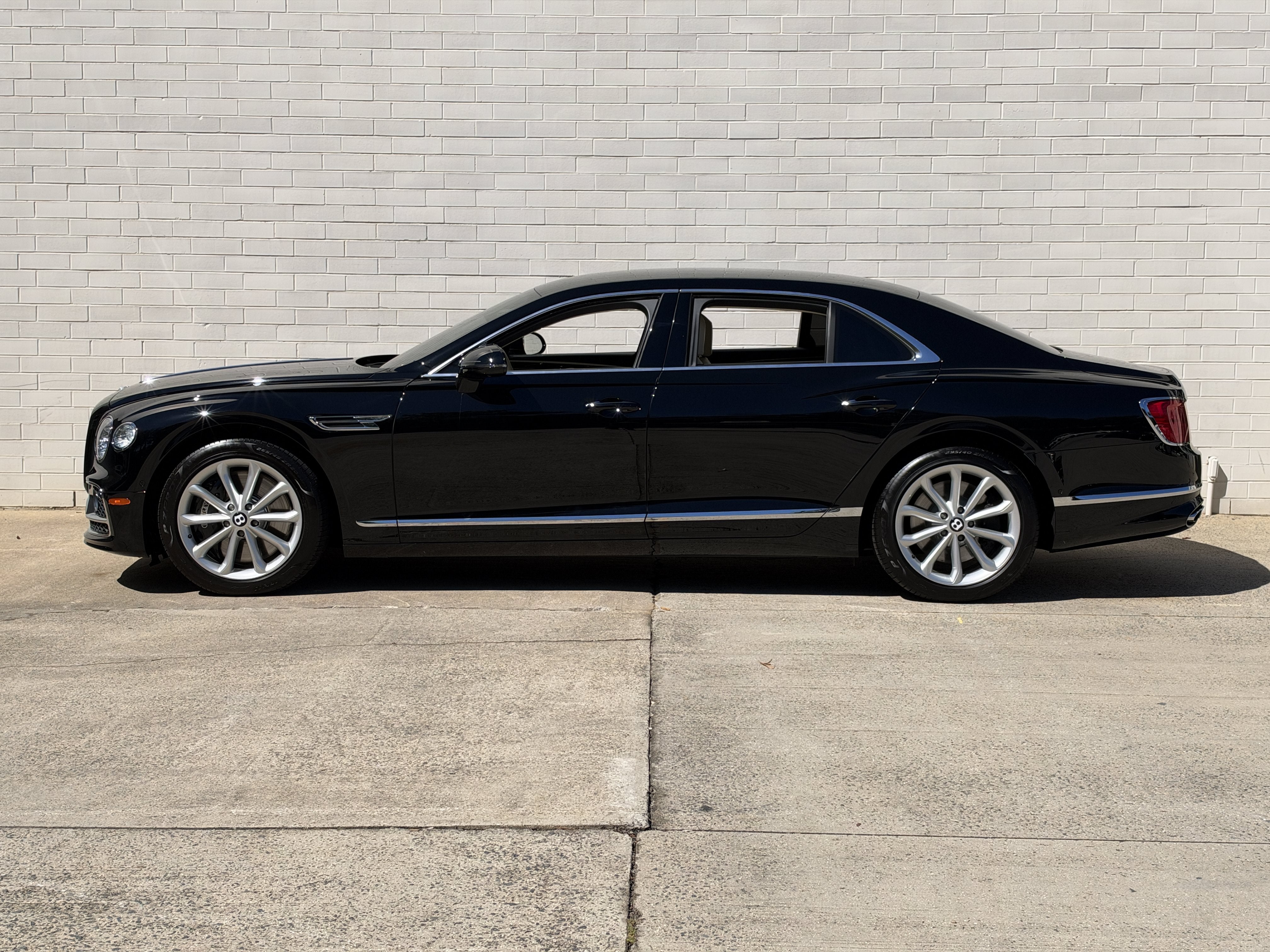 Used 2023 Beluga Bentley V8 image 9