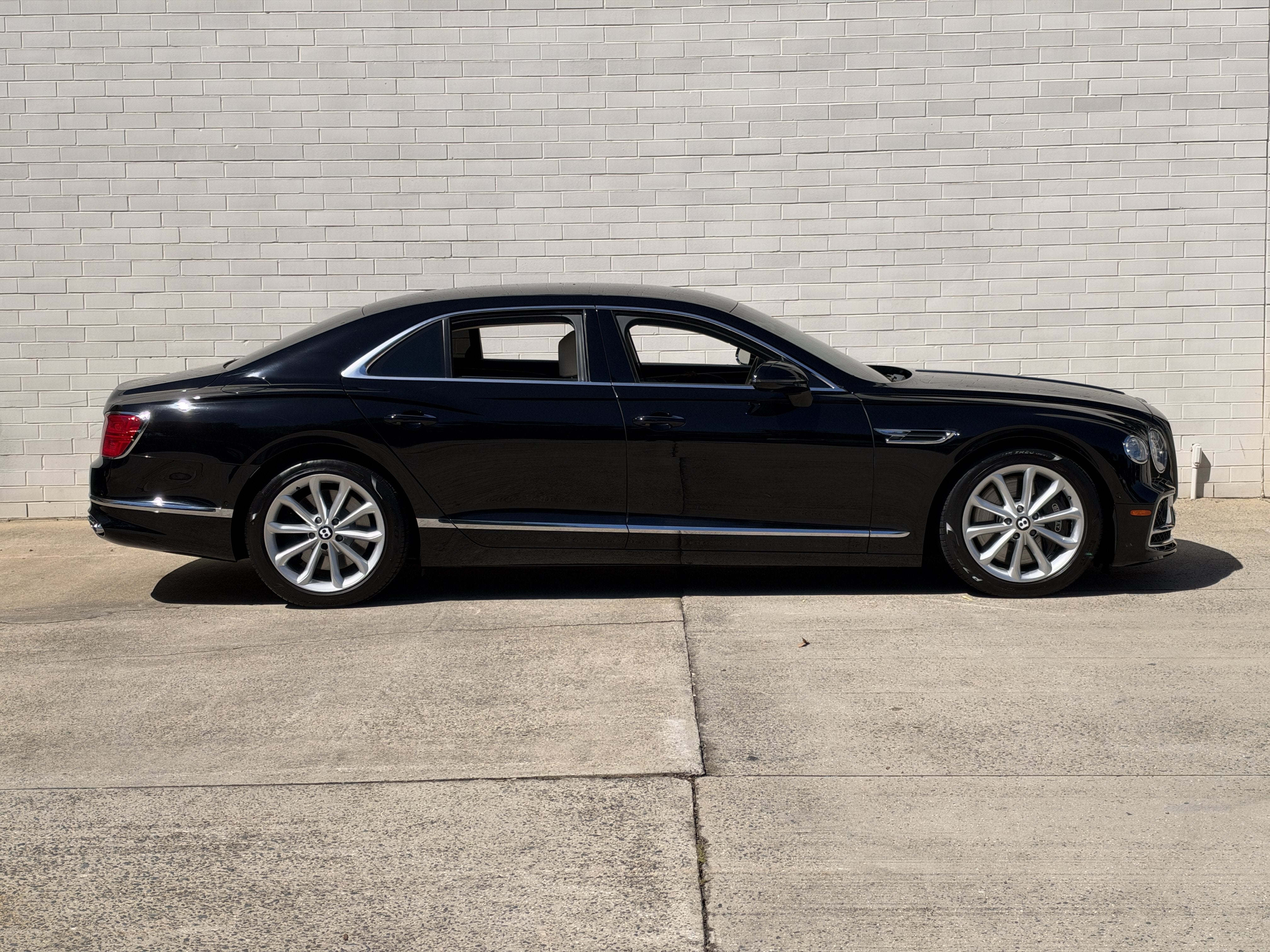 Used 2023 Beluga Bentley V8 image 5
