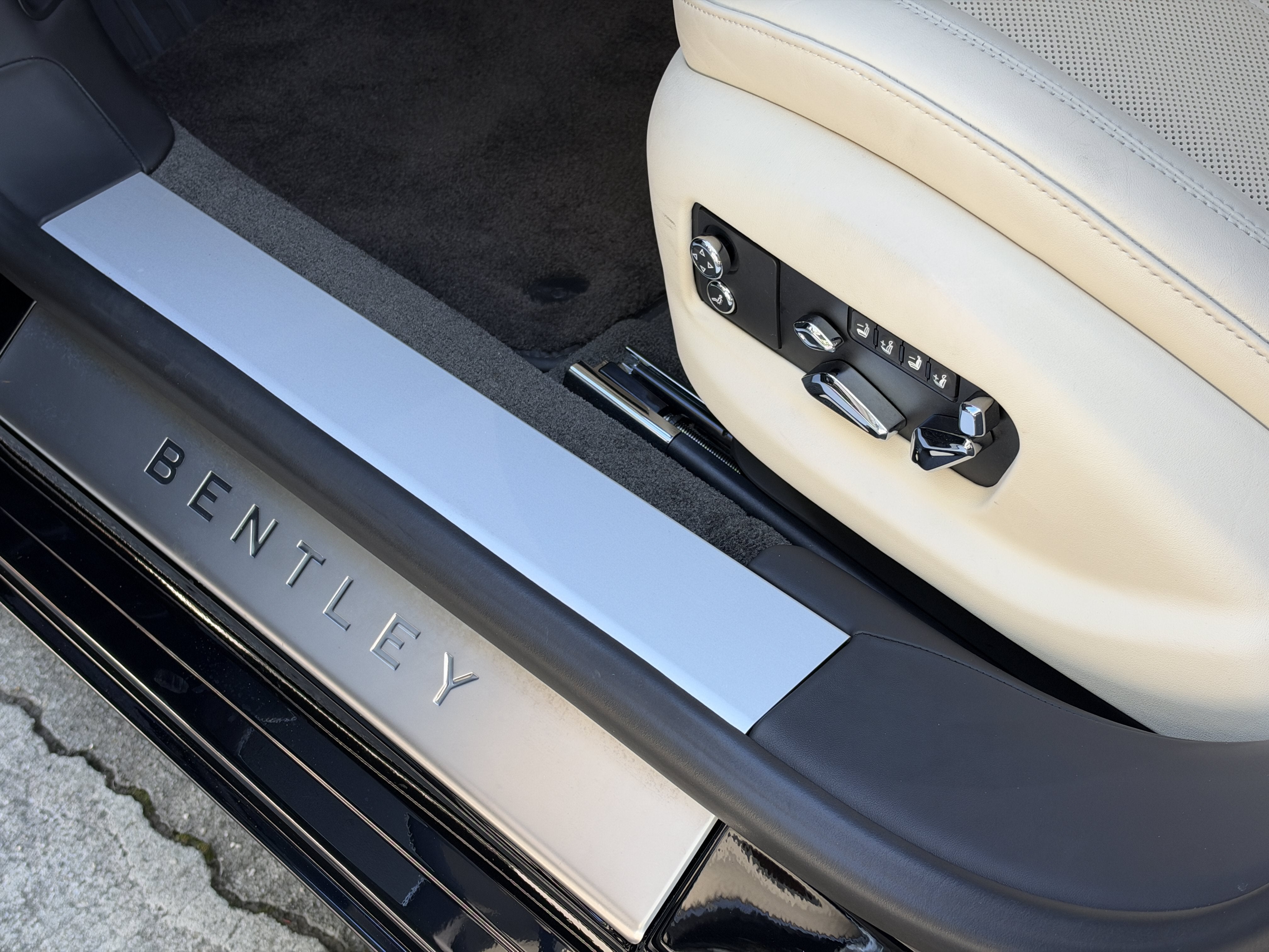 Used 2023 Beluga Bentley V8 image 17