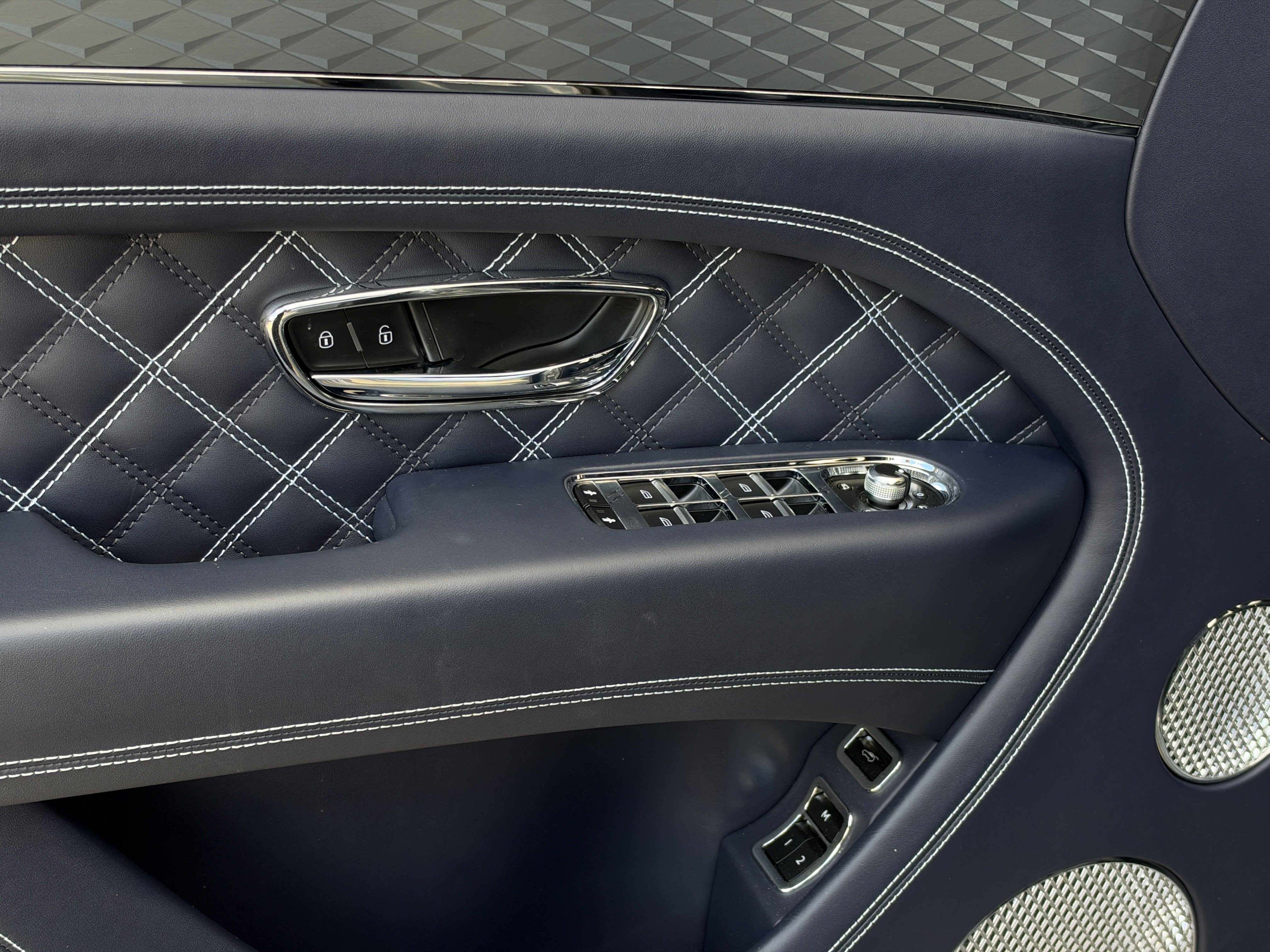 Used 2021 Ice Bentley V8 image 12